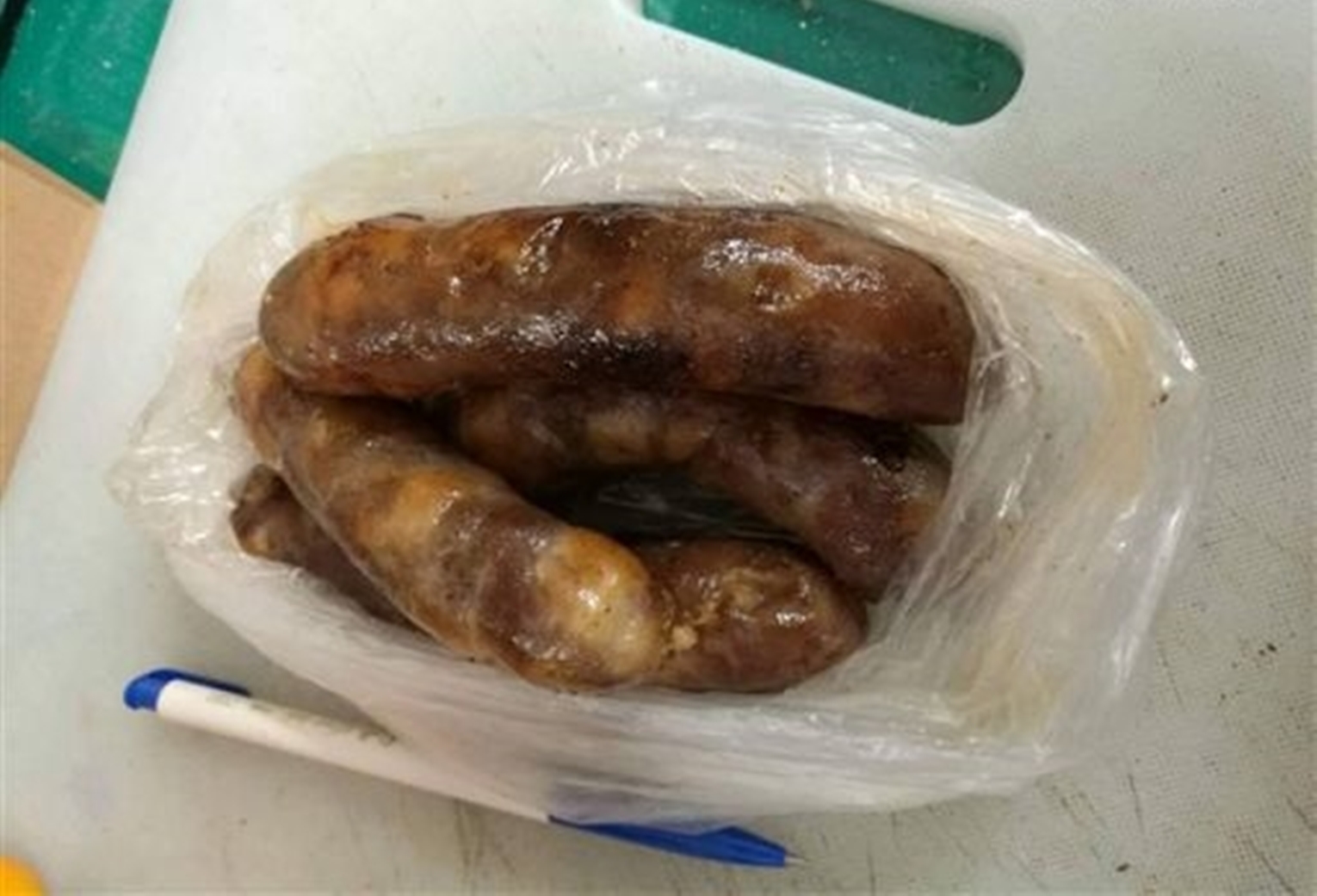 1名中國籍徐姓旅客攜帶6條香腸意圖闖關，因未主動申報開罰20萬元。（金門海關提供）