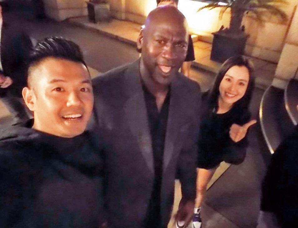 陳建州和范范到上海出席喬丹代言的球鞋活動,再遇喬丹少不了再度自拍。(翻攝黑人陳建州臉書)