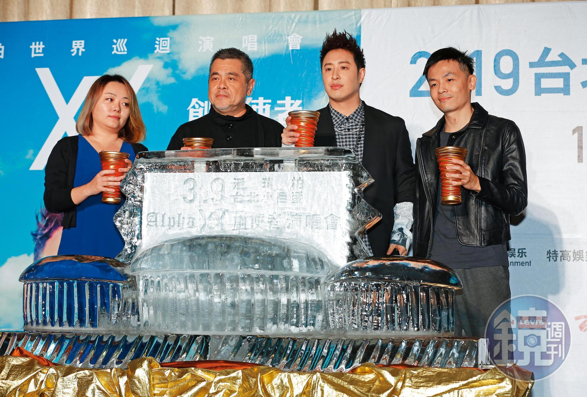 潘瑋柏(右二)之前在演唱會記者會上,透露不排除閃退歌壇。