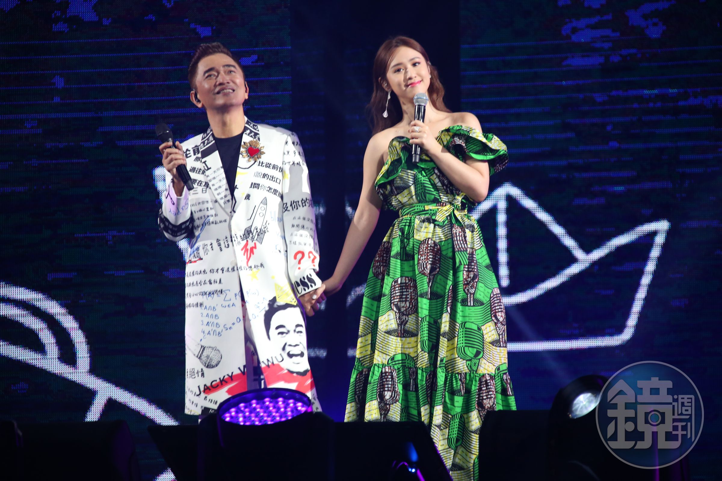 吳宗憲跟女兒吳姍儒在台北小巨蛋攜手開唱的畫面，確定在高雄場看不到了。（華貴娛樂提供）
