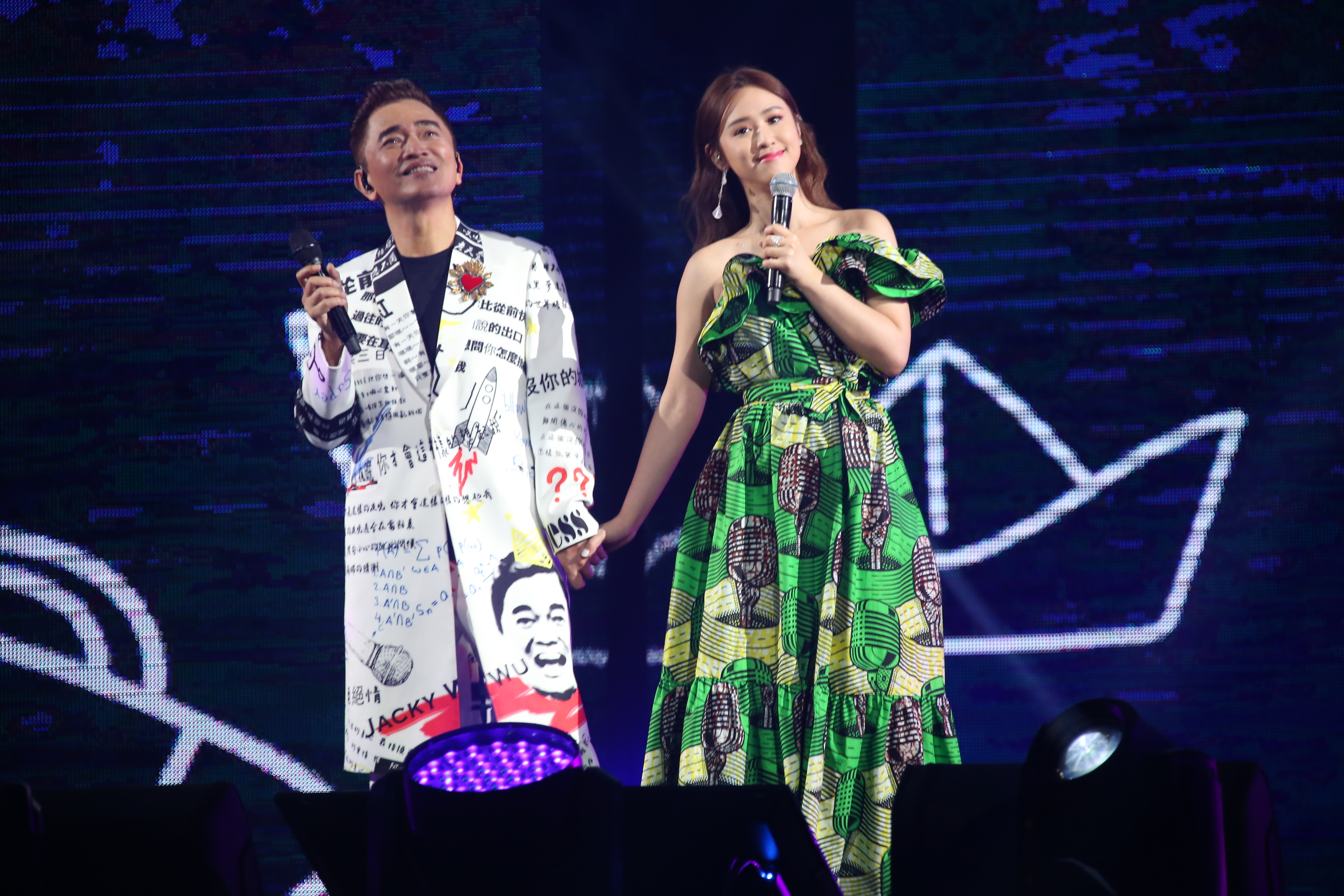 吳宗憲跟女兒吳姍儒在台北小巨蛋攜手開唱的畫面，確定在高雄場看不到了。（華貴娛樂提供）