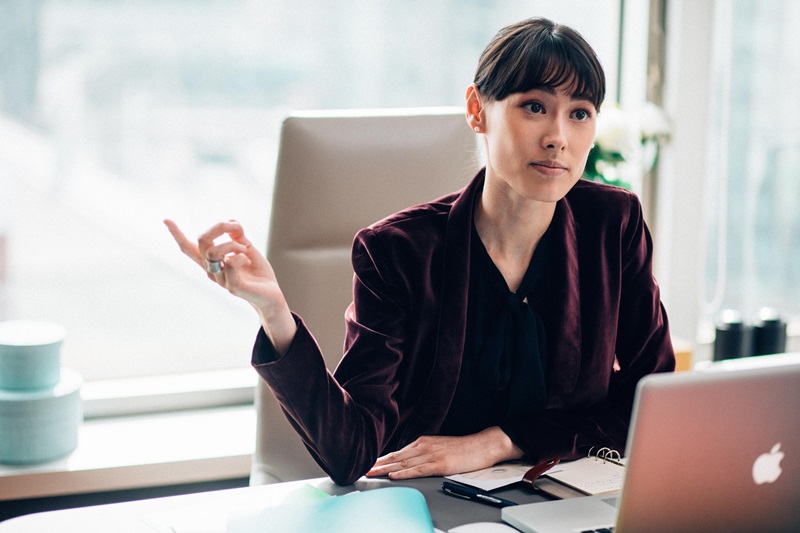 梁洛施繼《念念》後正式復出，接拍喜劇《恭喜八婆》，演出對部屬脾氣暴躁又凶狠的女魔頭上司。（華映提供）