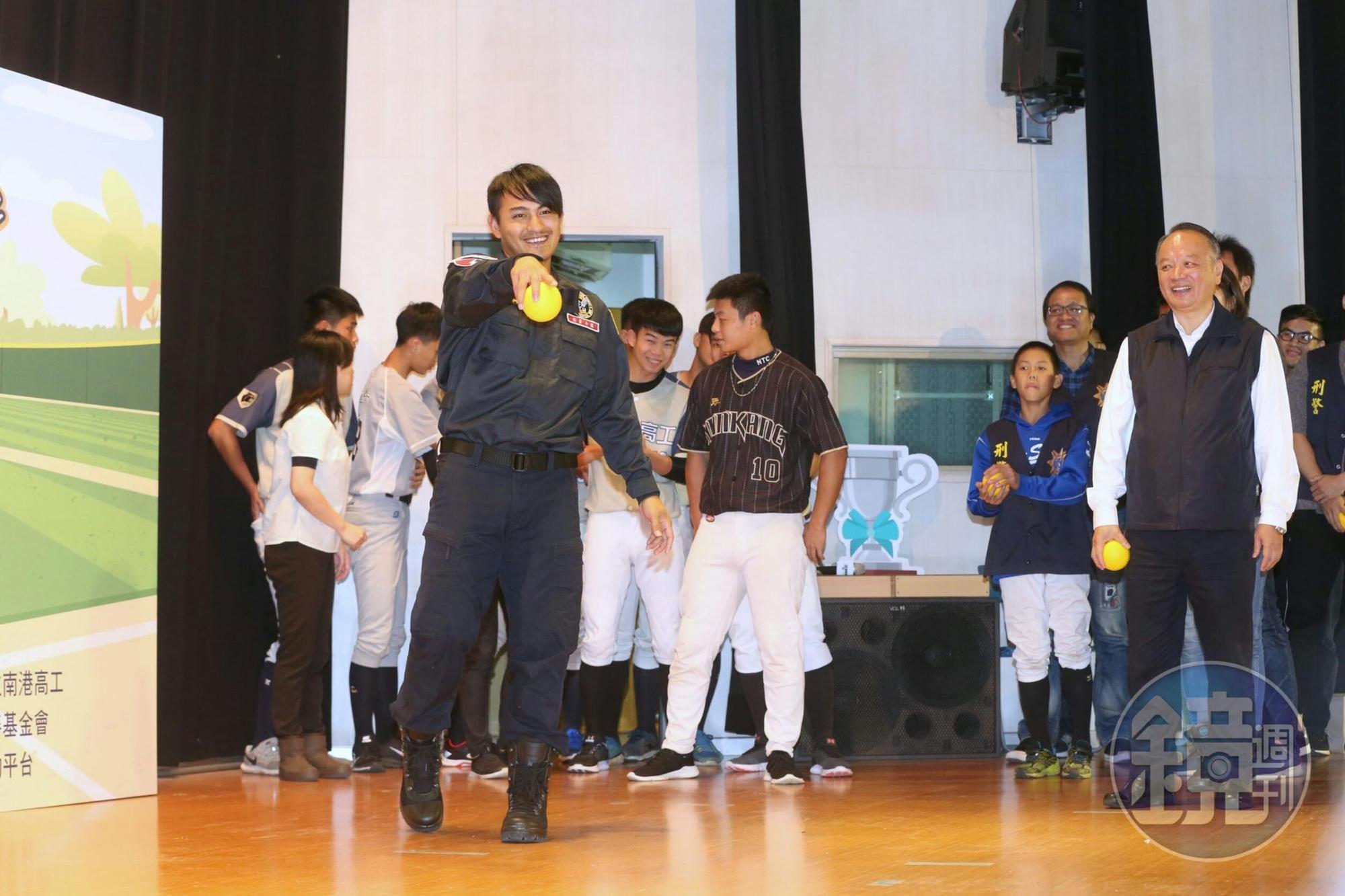 林子偉和南港高工棒球隊、刑事局同仁一起進行棒球九宮格競賽。