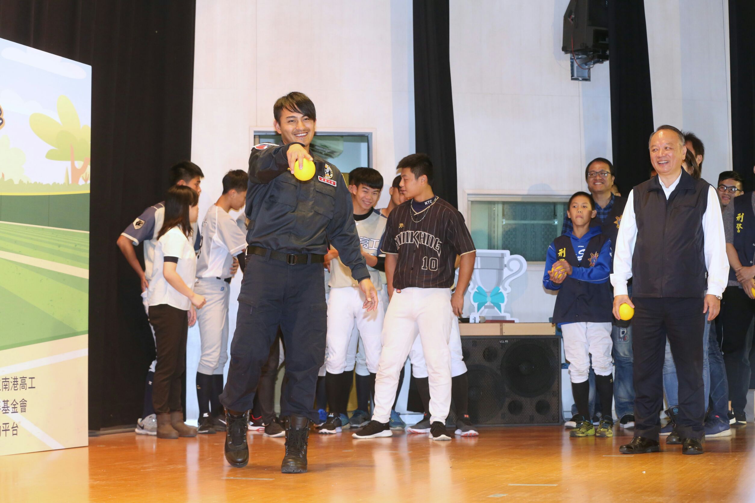 林子偉和南港高工棒球隊、刑事局同仁一起進行棒球九宮格競賽。