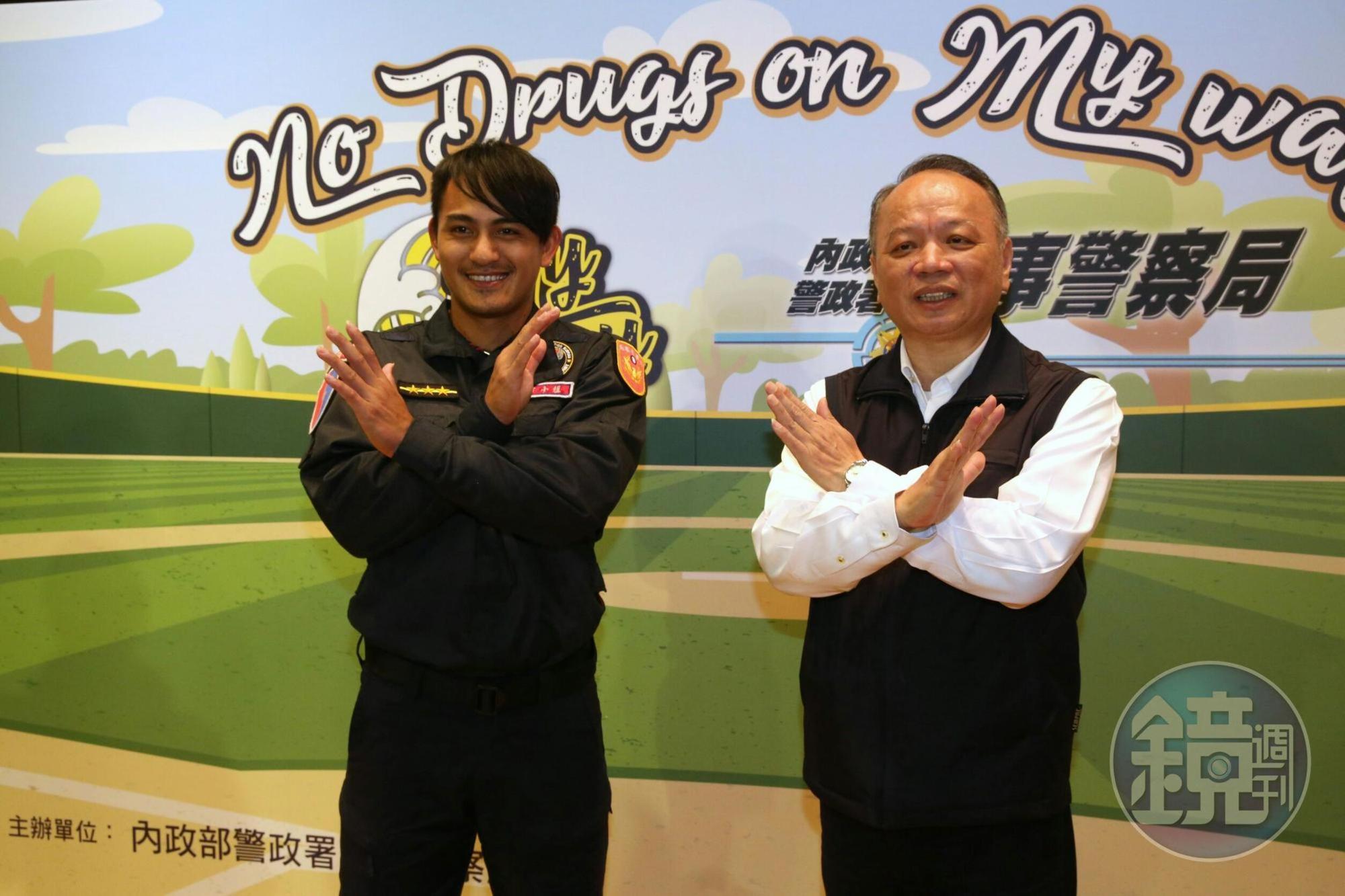 林子偉與刑事局長蔡蒼柏一起化身反毒大使。