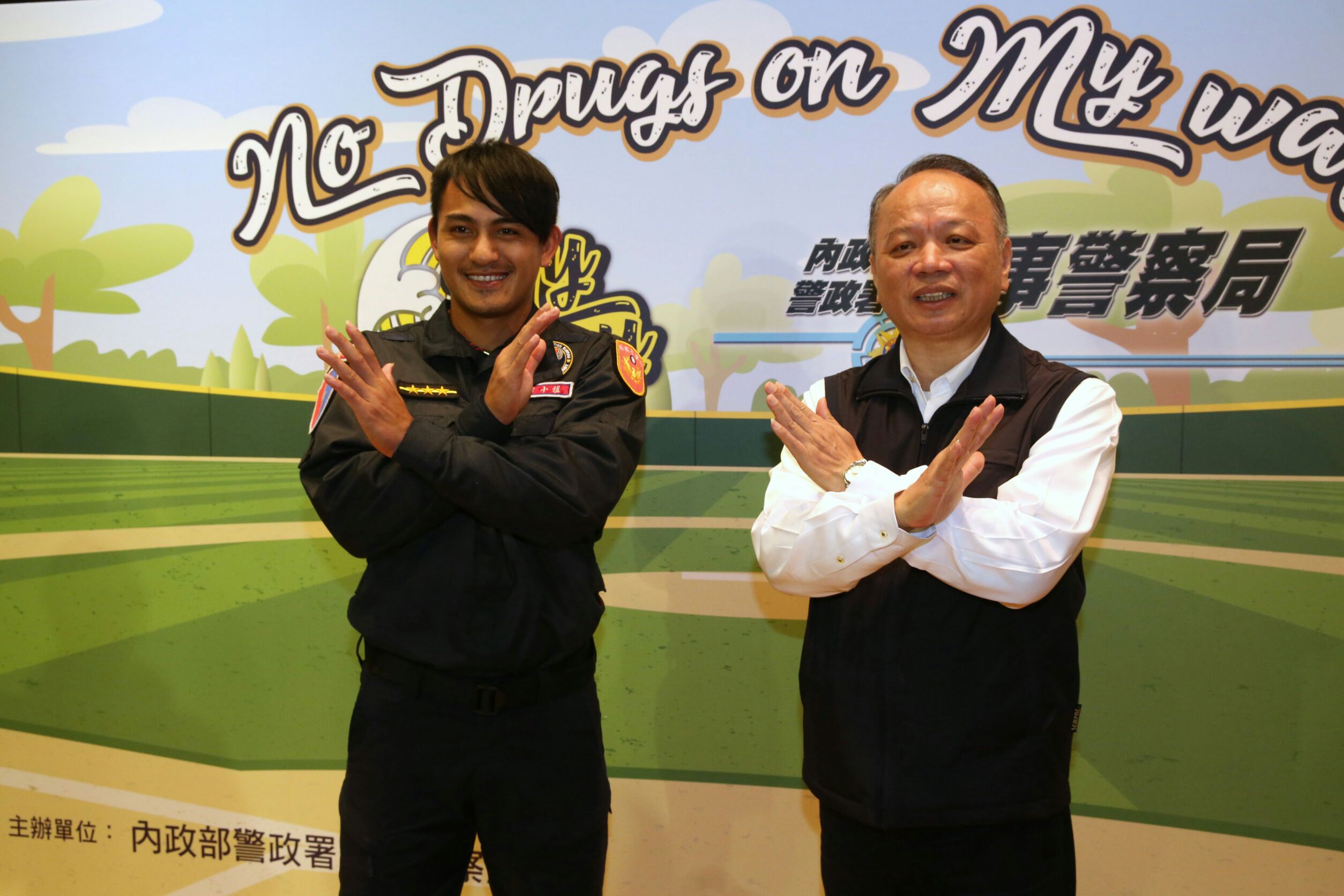 林子偉與刑事局長蔡蒼柏一起化身反毒大使。