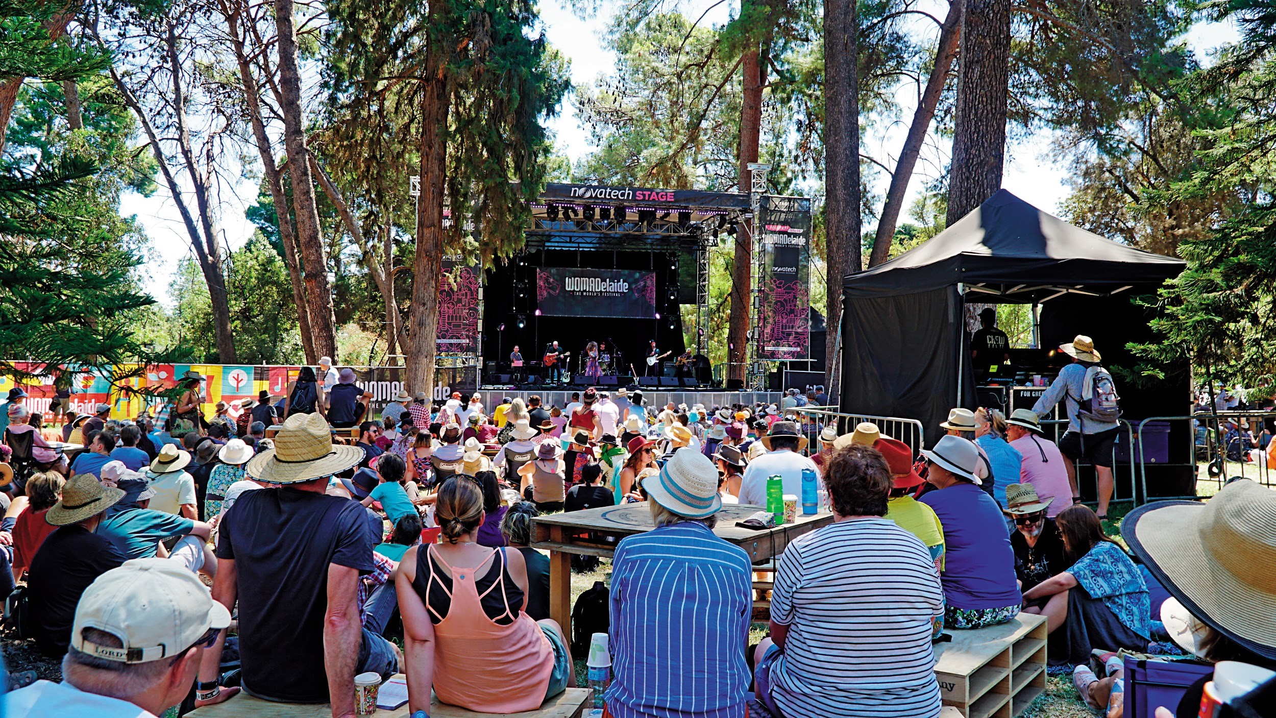 澳洲WOMADelide舉辦了27年，民眾扶老攜幼參加，地方政府與企業亦全力支持，成為年度盛會。（風潮提供）