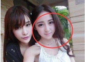 網路上流傳的趴體照，其中一張可見潘瑋柏女友Luna。（翻攝自網路）