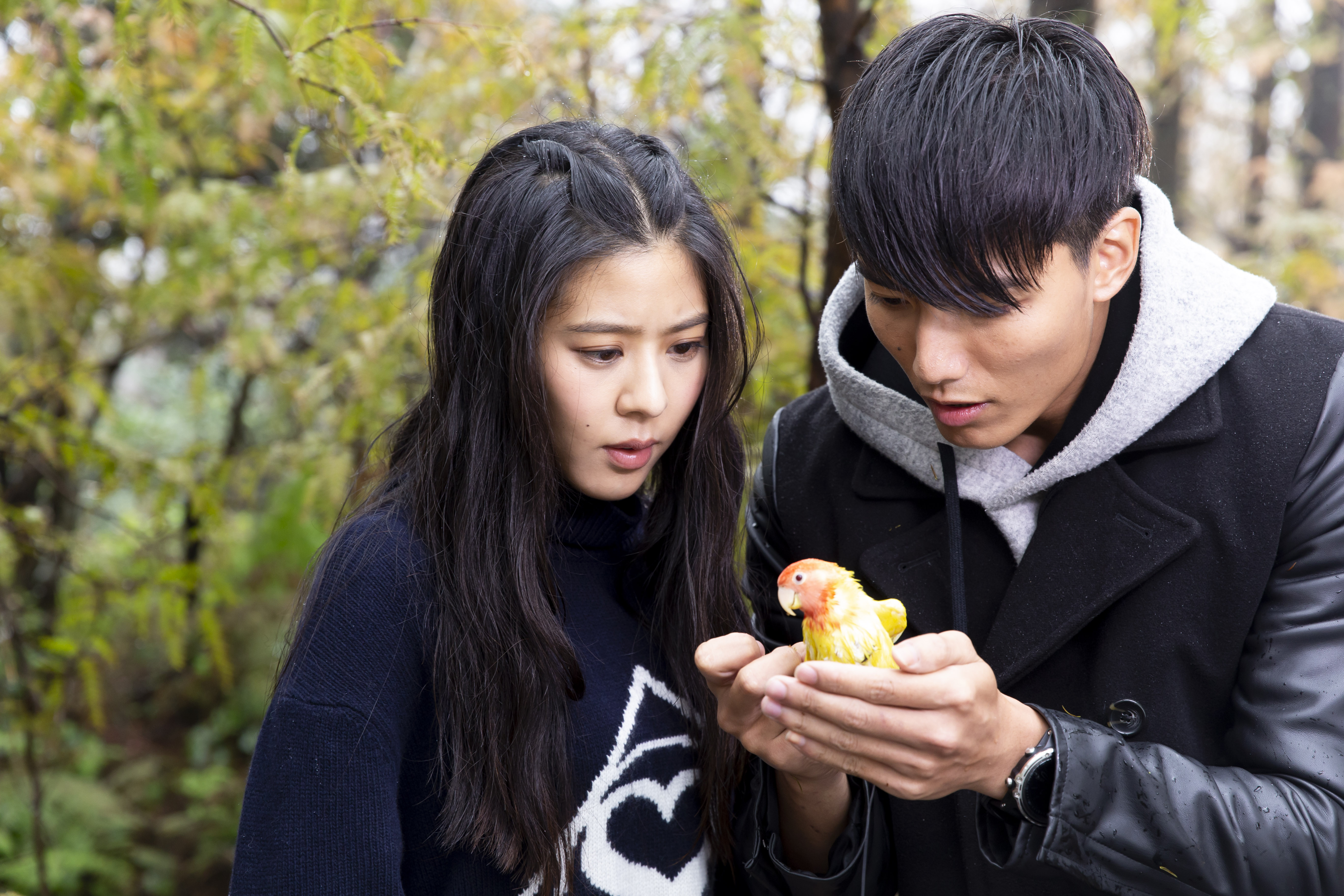 Erika與賴東賢的互動有默契，讓工作人員笑稱兩人看起來就像一對真的情侶。（華納唱片提供）