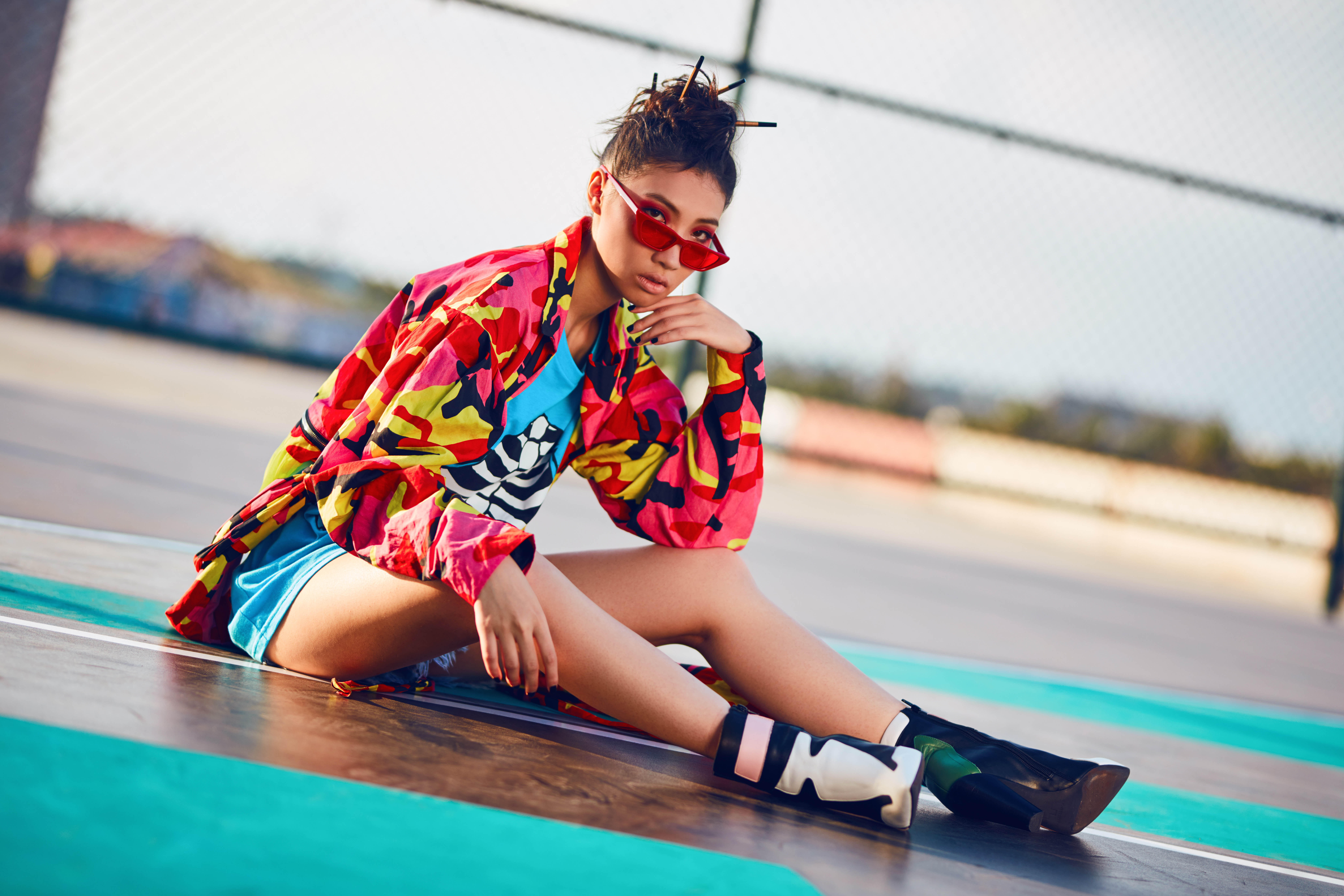 Karencici日前拍新歌〈陪你玩到底〉MV，她化身嘻哈版春麗，演出如電玩「快打旋風」的角色。（華研唱片提供）