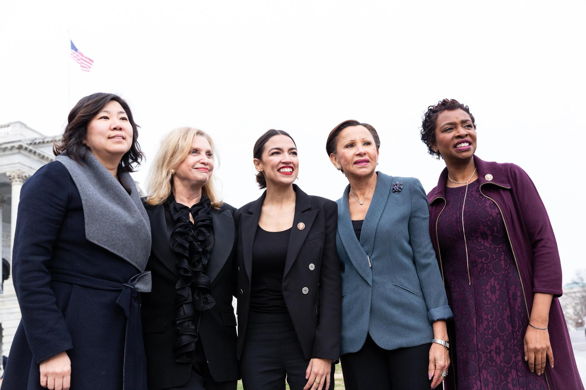 2019年1月4日，五位來自紐約州的民主黨女性眾議員在國會合影。左起台裔的孟昭文（Grace Meng）、馬龍妮（Carolyn Maloney）、奧卡修柯蒂茲（Alexandria Ocasio-Cortez）、薇拉奎茲（Nydia Velazquez）、克拉克（Yvette Clarke）。（東方IC）