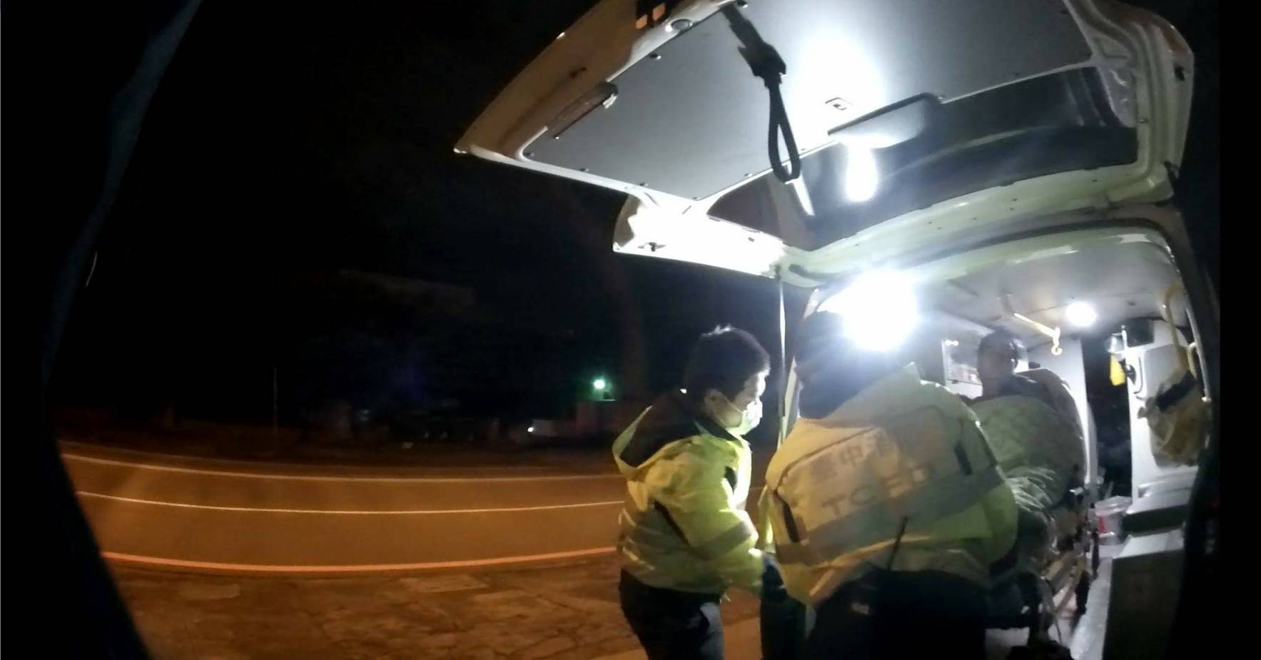 警見呂男一再想跳大圳，將他強制送醫。（警方提供）