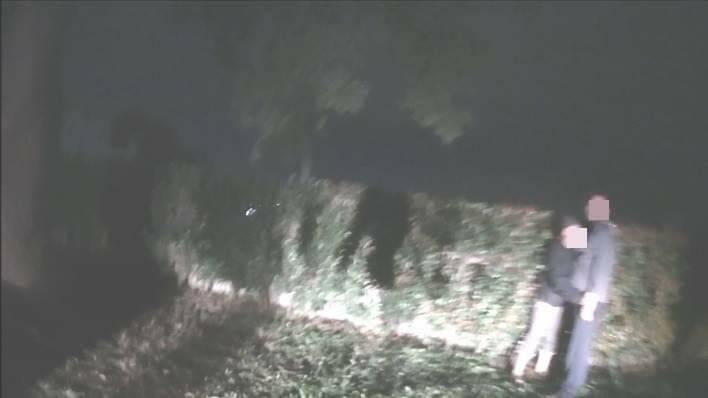 員警馳抵時,見呂男要跳入大圳,其妻抱住他,阻止他做傻事。(警方提供)