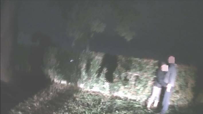 員警馳抵時，見呂男要跳入大圳，其妻抱住他，阻止他做傻事。（警方提供）