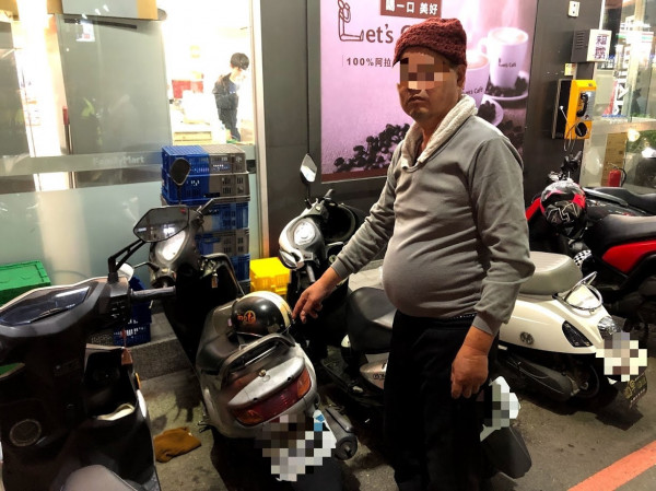 詹男偷機車到到看守所迎接好友獲釋。（警方提供）