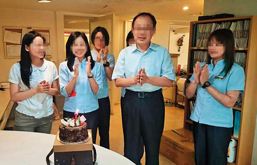 豐富的診所聘請許多年輕貌美的女性員工，他的小四何女就曾任職該診所。圖非當事人何女。（翻攝臉書）