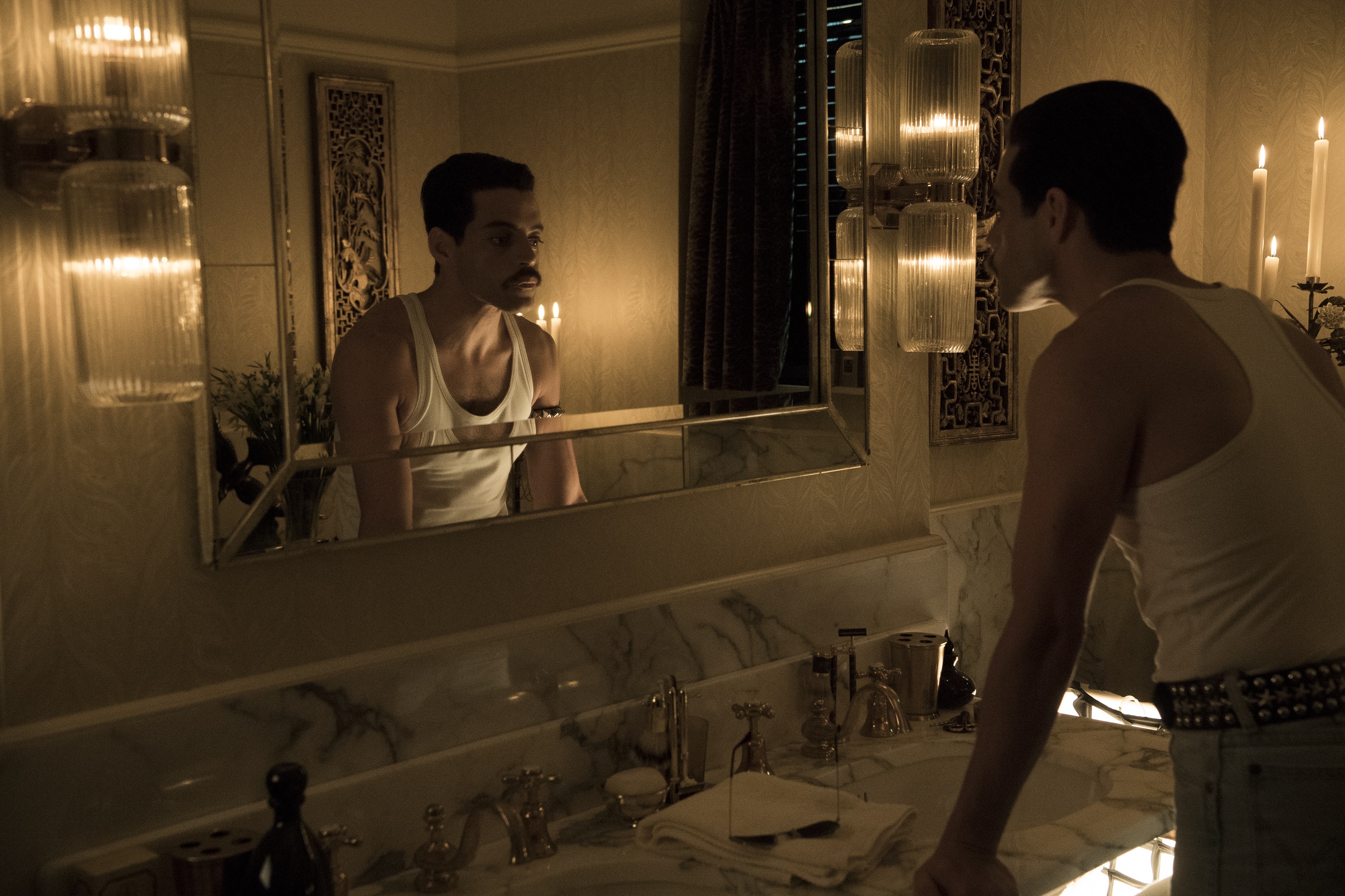 《波希米亞狂想曲》獲得本屆金球獎最佳劇情類電影及男主獎獎項，但導演布萊恩辛格卻沒出席頒獎典禮。（福斯提供）