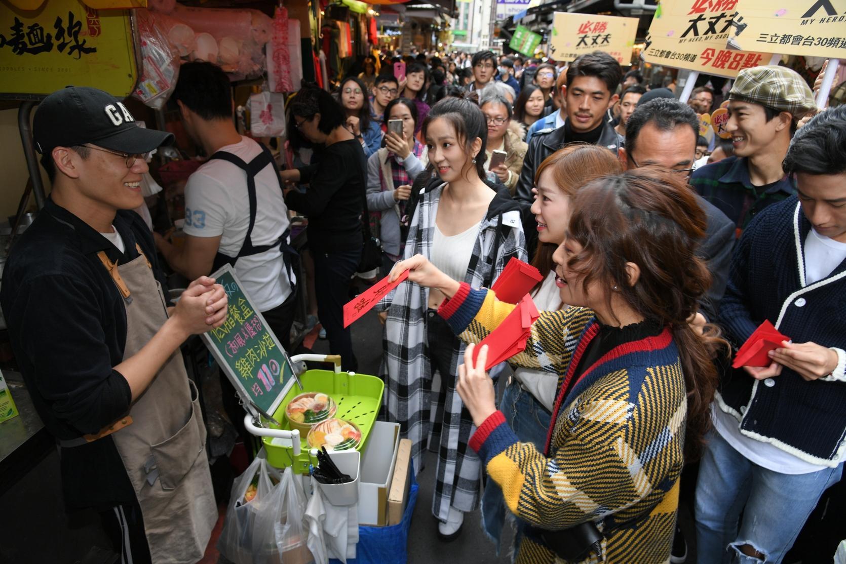 以周曉涵為首的美女組獲得店家加油。（三立提供）
