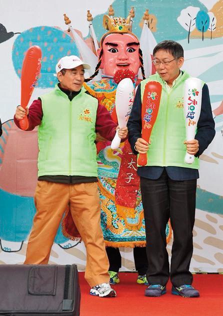 王金平（左）出席元旦健走時，與台北市長柯文哲（右）互動熱絡，引發關注「藍白合作」的可能性。（台北市政府提供）