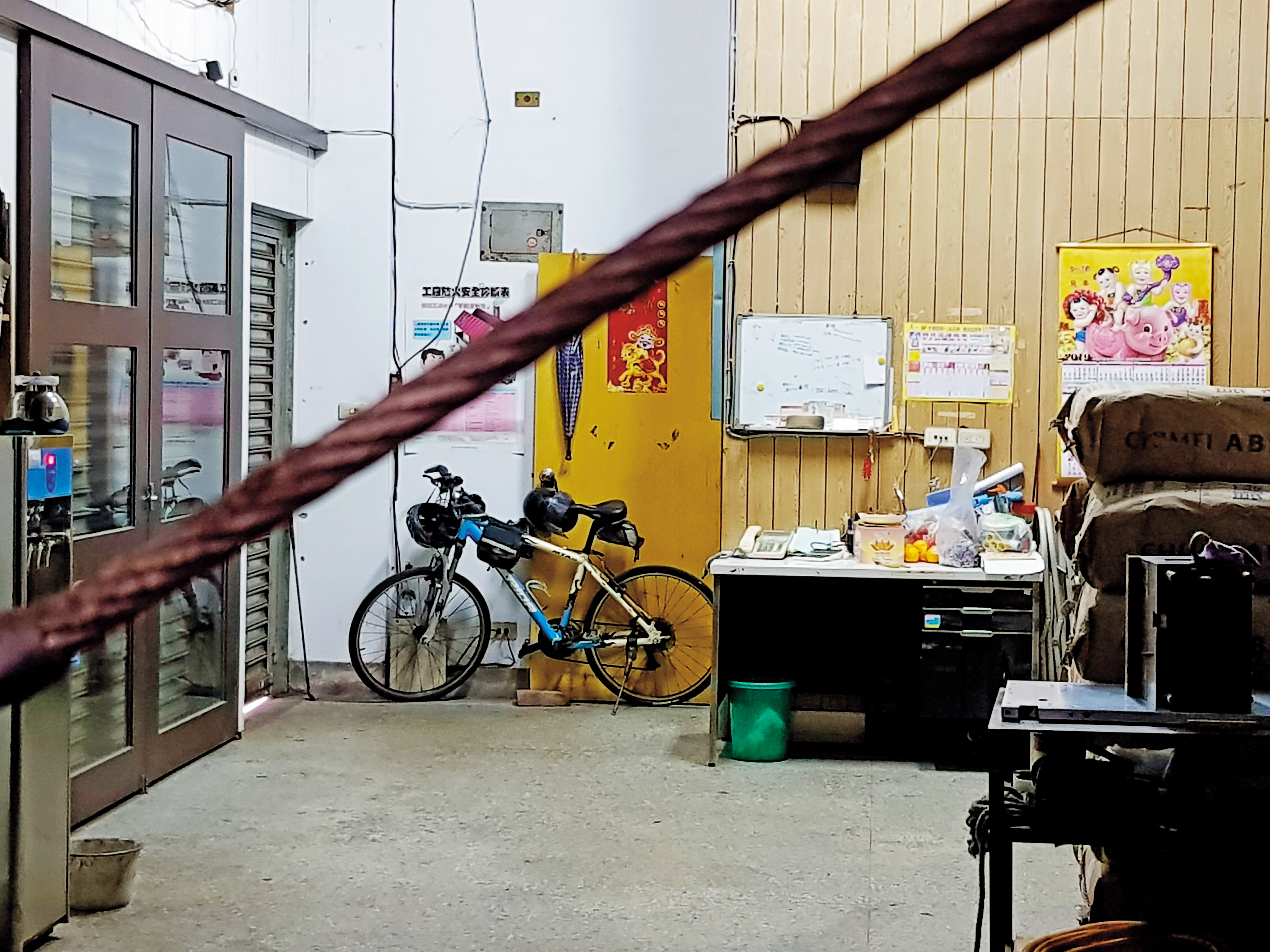 案發後，丁嫌的工廠無人應門。鄰居則一致認為他冷漠、難相處。
