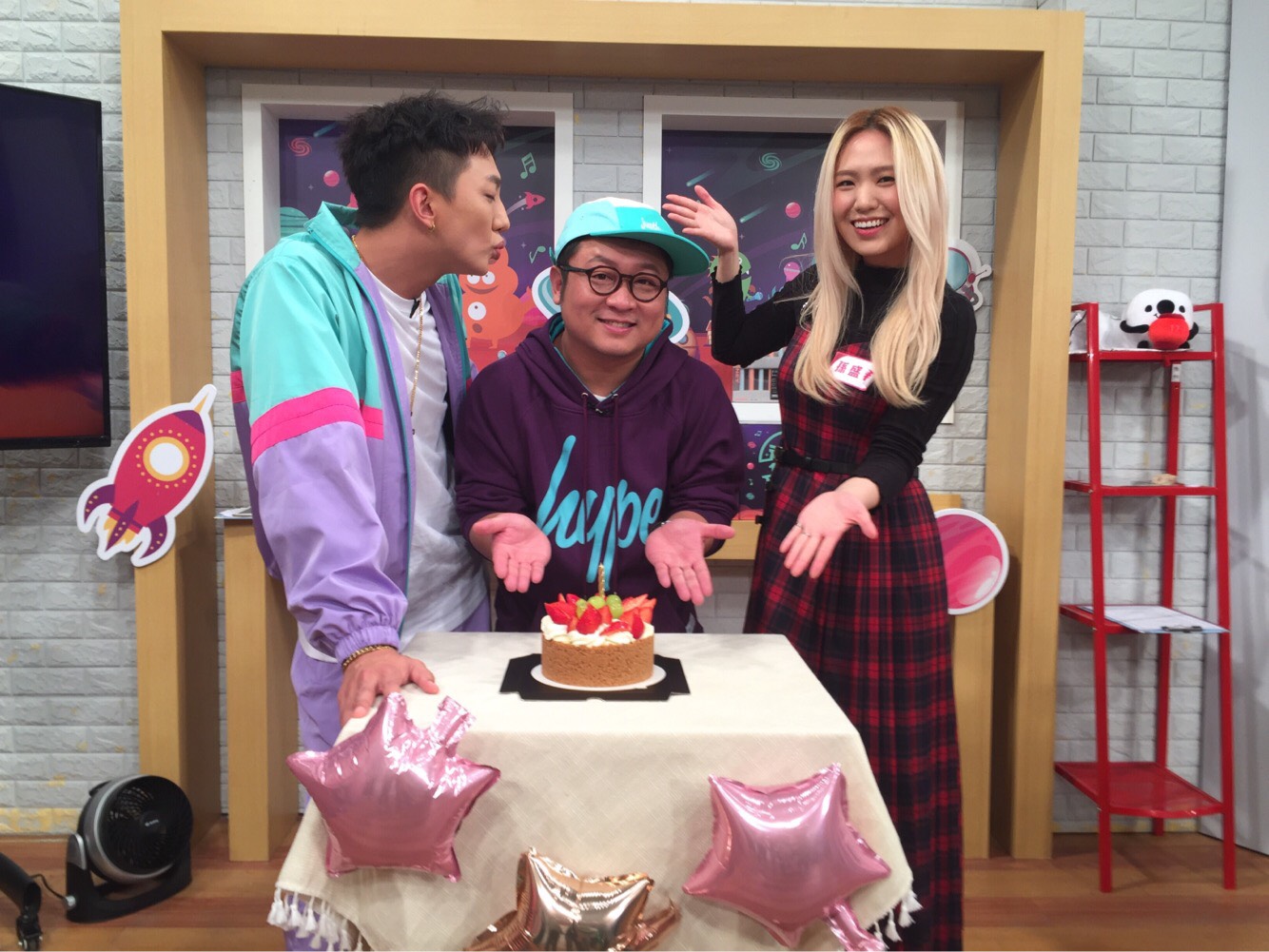 納豆生日，節目來賓孫盛希及主持搭檔明杰一同為他慶生。（決戰17唱提供）