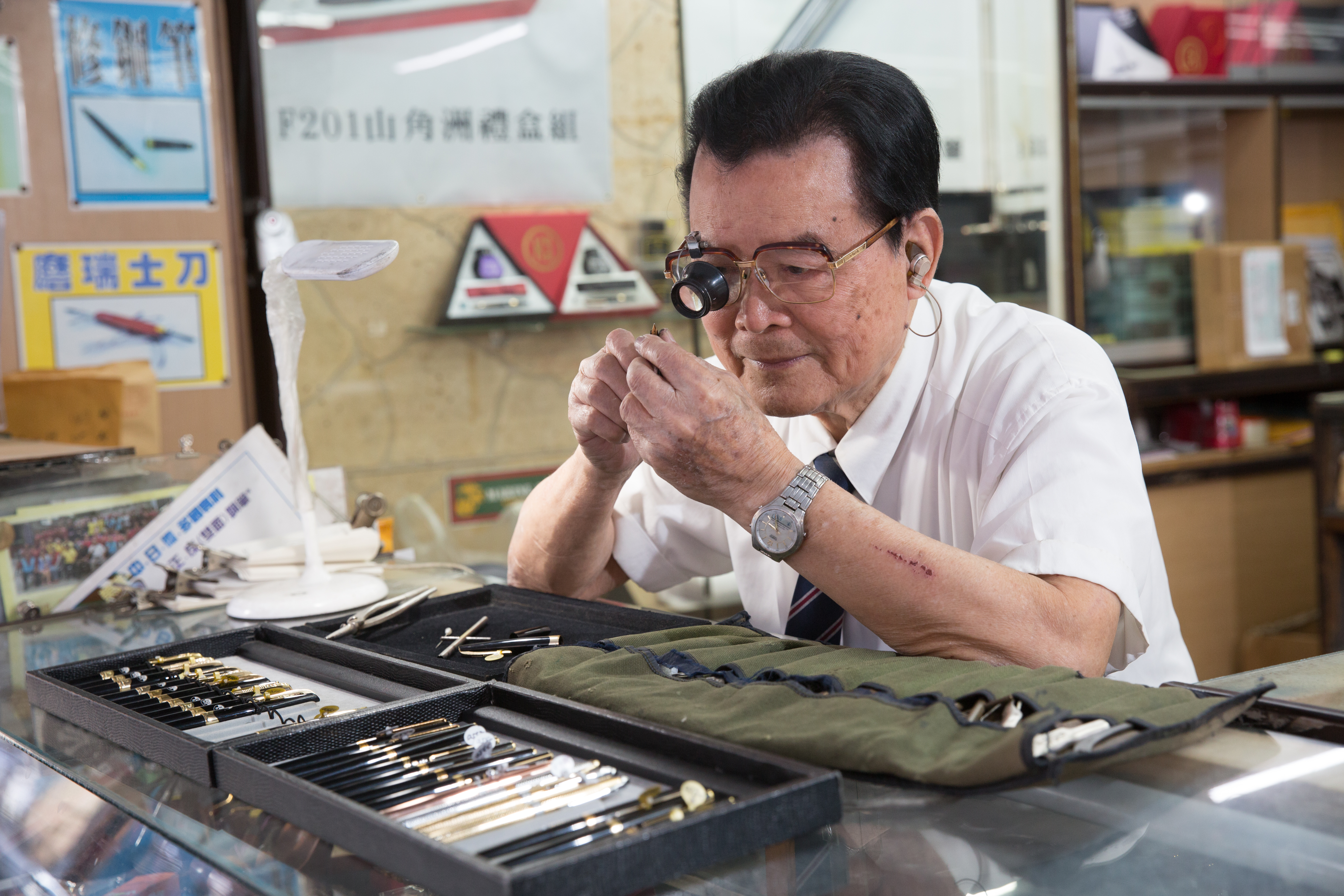 從業超過一甲子，賴義山是台灣鋼筆界最資深的老師傅。