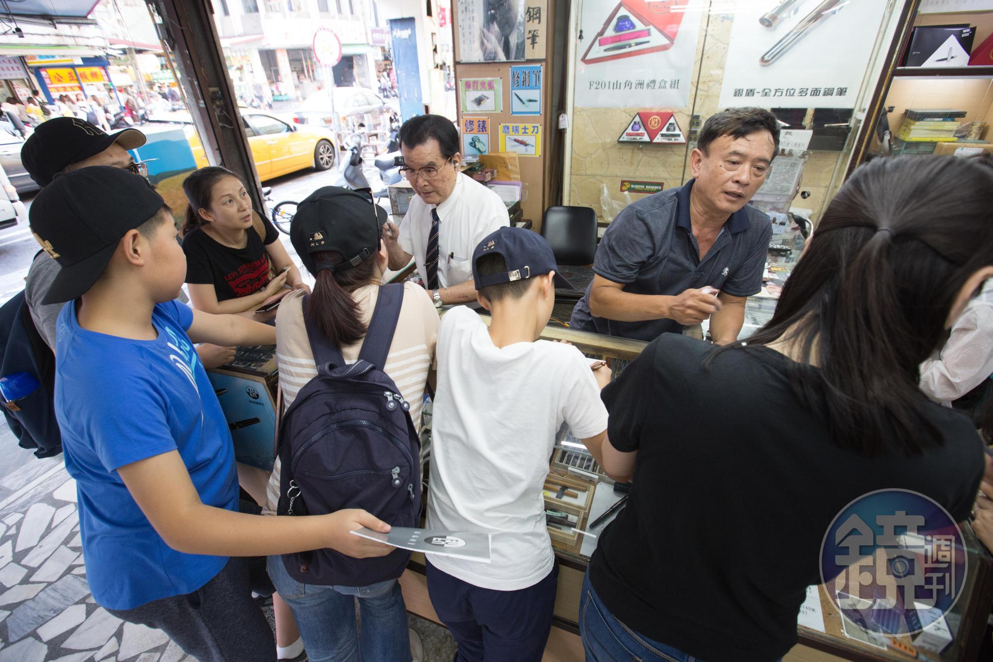 福福鋼筆店開在花蓮著名小吃「公正包子」的斜對面,常有觀光客前來買筆。
