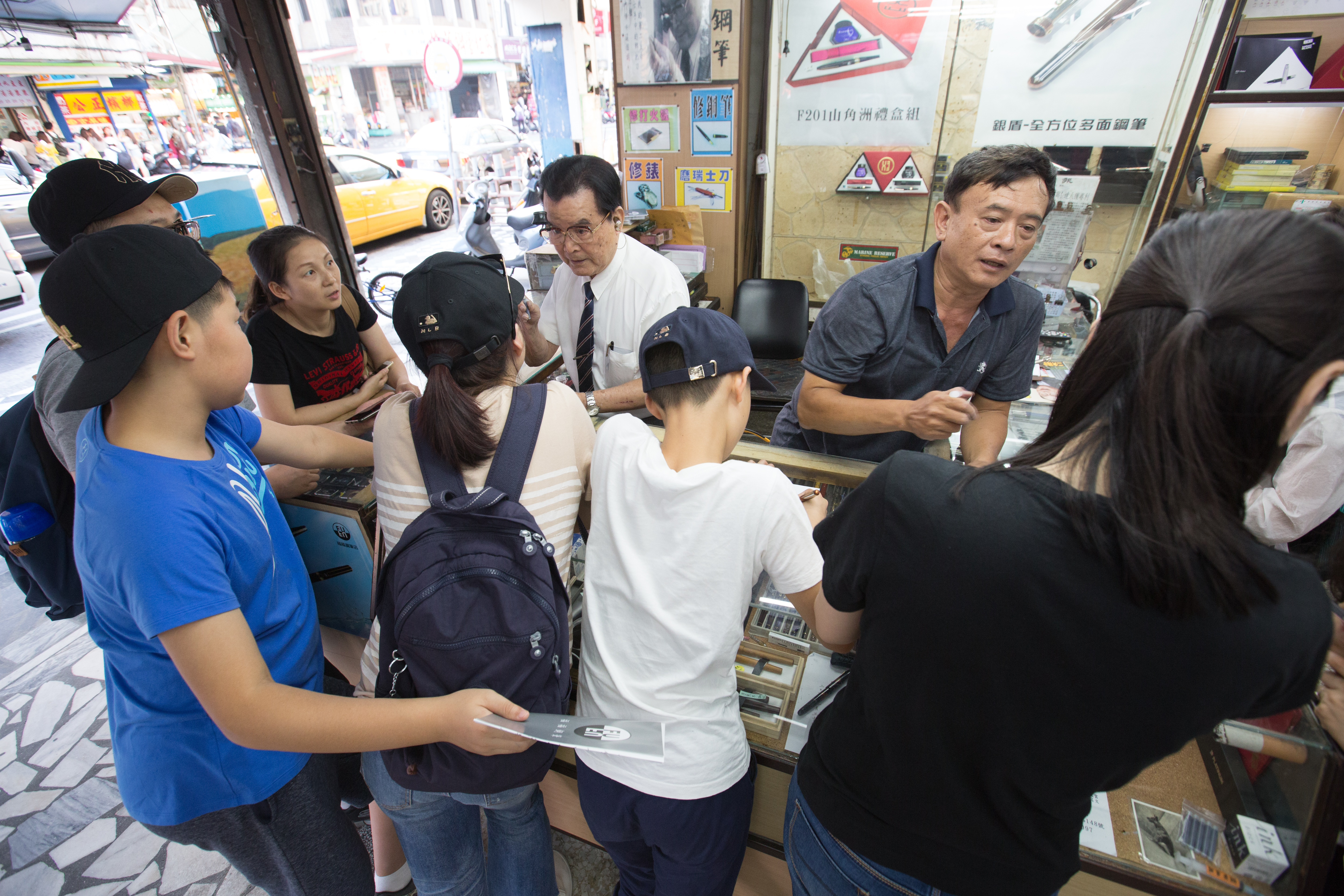 福福鋼筆店開在花蓮著名小吃「公正包子」的斜對面,常有觀光客前來買筆。