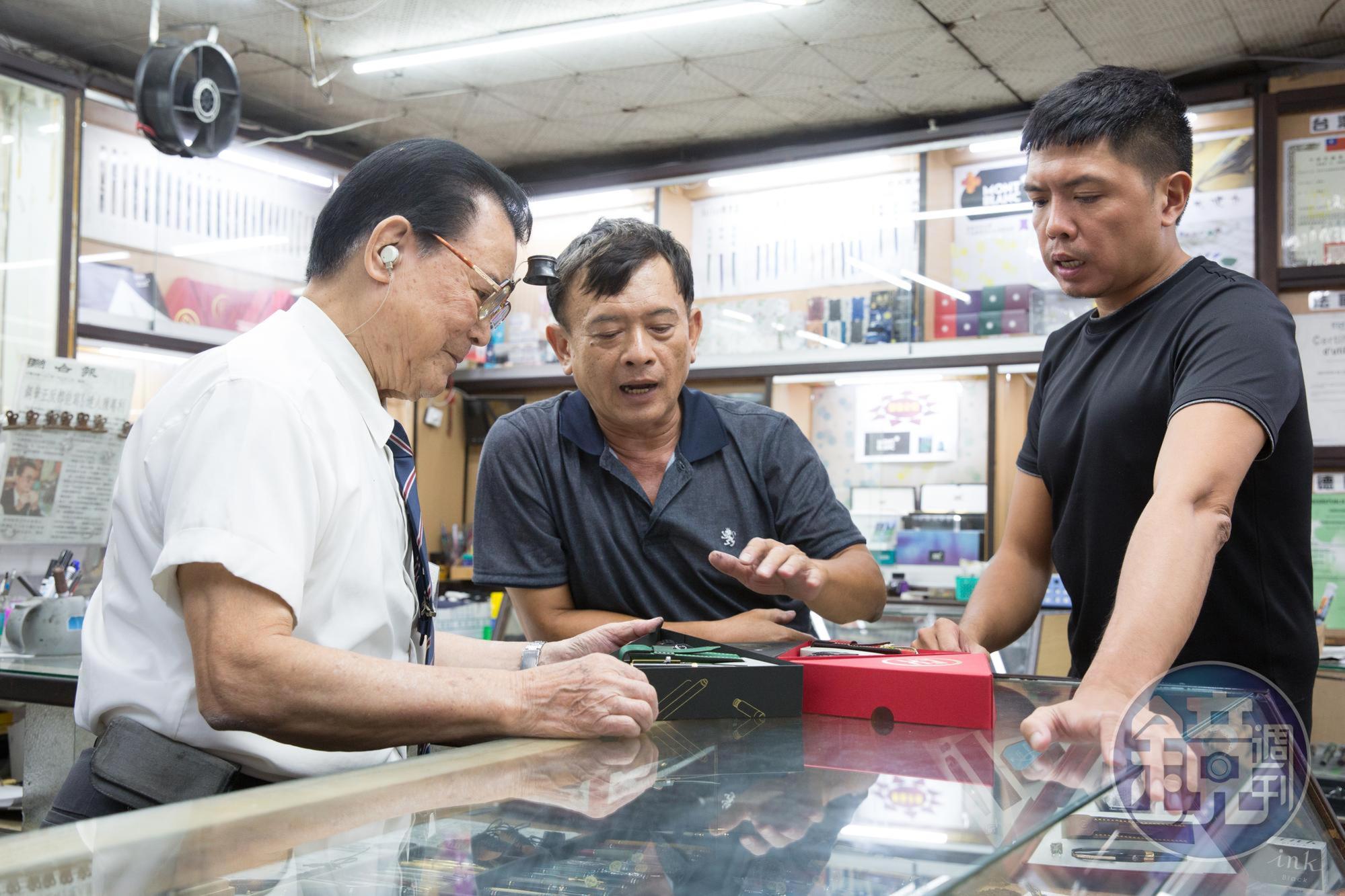 位於花蓮的福福鋼筆店,目前由賴義山(左)與次子賴立卿(中)、長孫賴凱威(右)一同經營。