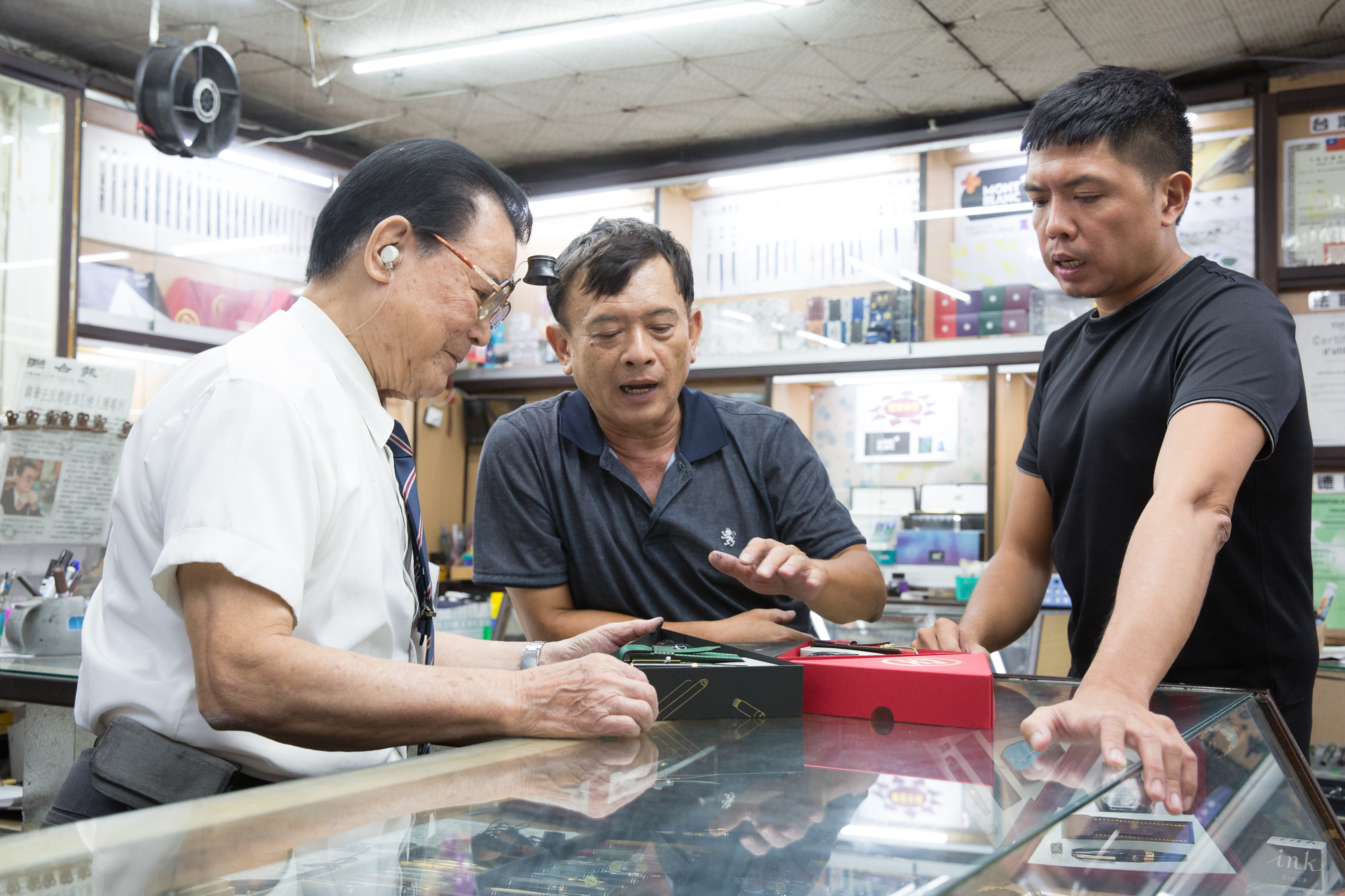 位於花蓮的福福鋼筆店，目前由賴義山（左）與次子賴立卿（中）、長孫賴凱威（右）一同經營。