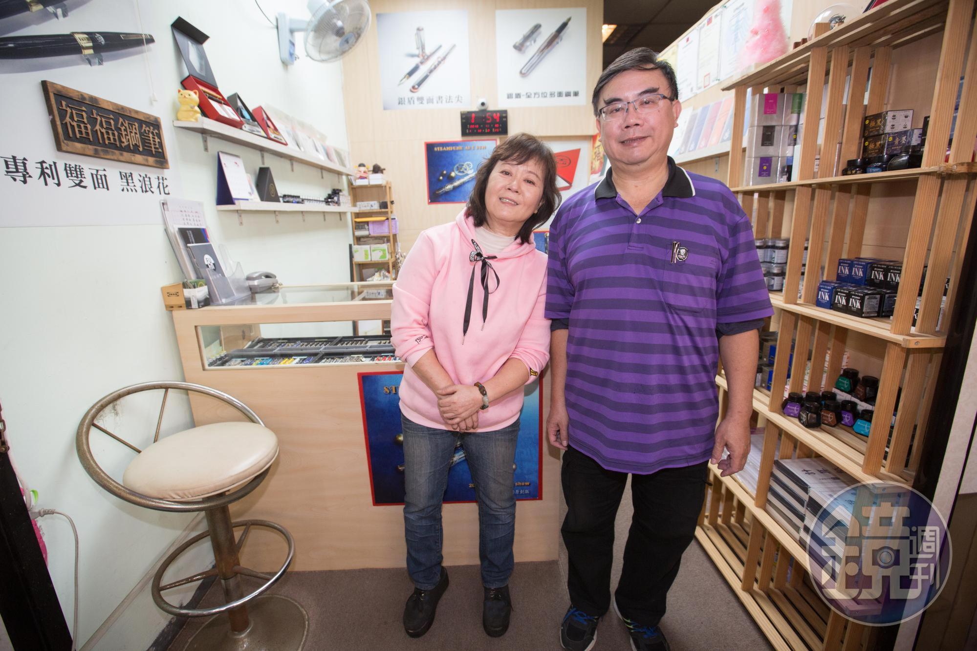 2年前,為了服務西半部的顧客,三子賴立平(右)在姊姊賴玲嫈(左)經營的餐飲店旁,開設高雄分店。