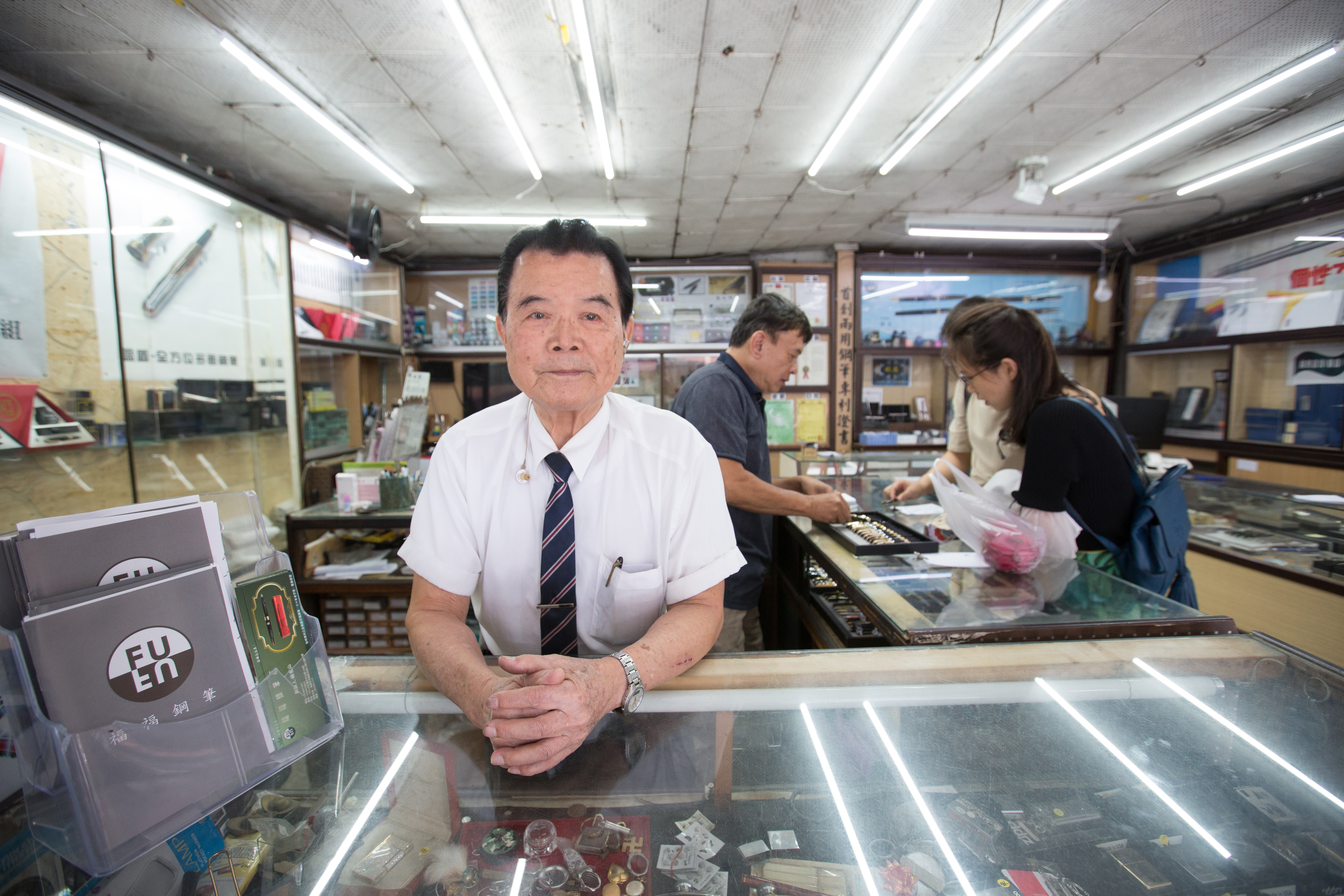 身為台灣最資深的鋼筆師，賴義山（左）認為，挑一支好鋼筆首重試寫。