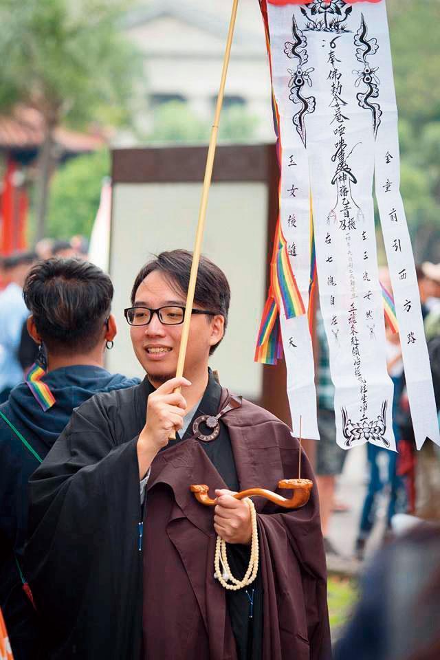 同志大遊行時，唐墨特地穿著日本佛教僧服，站在宗教立場支持同志運動。（唐墨提供）