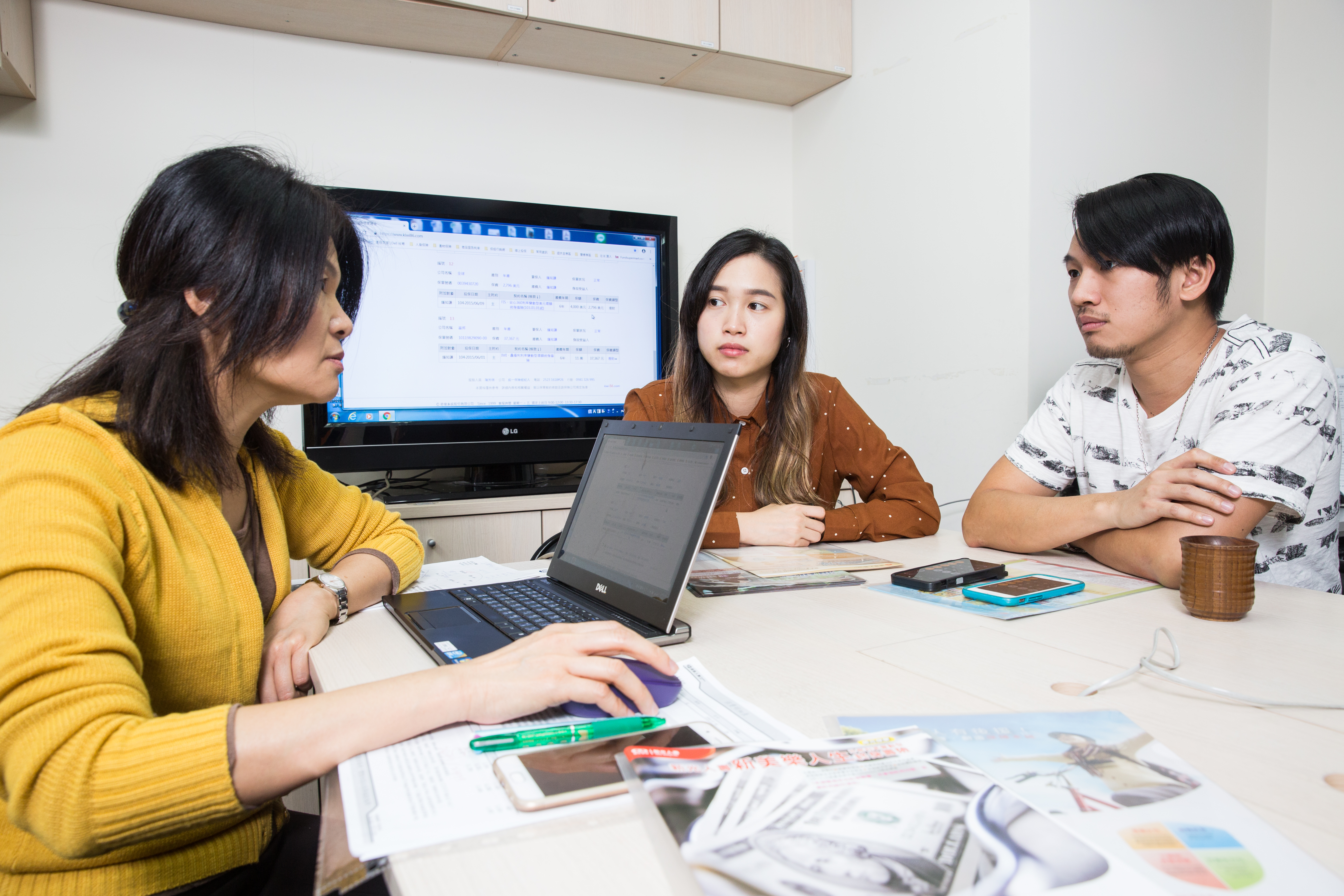 鍾先生和古小姐每月撥一小部分薪水繳保費，自認繳得輕鬆卻不知保障很陽春。