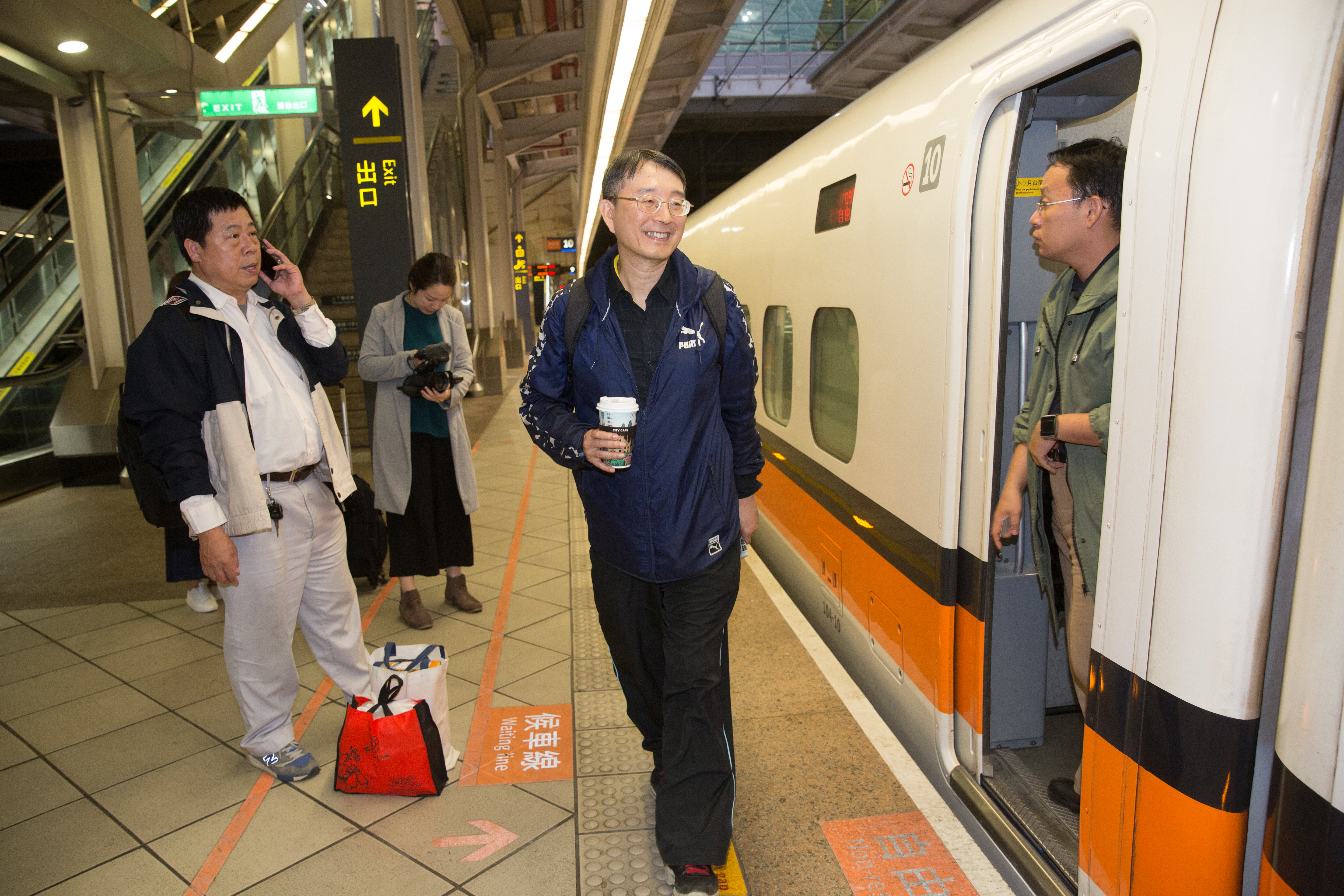 每星期搭高鐵從台北到高雄教書的薛兆亨，40多歲就靠投資達到財富自由。