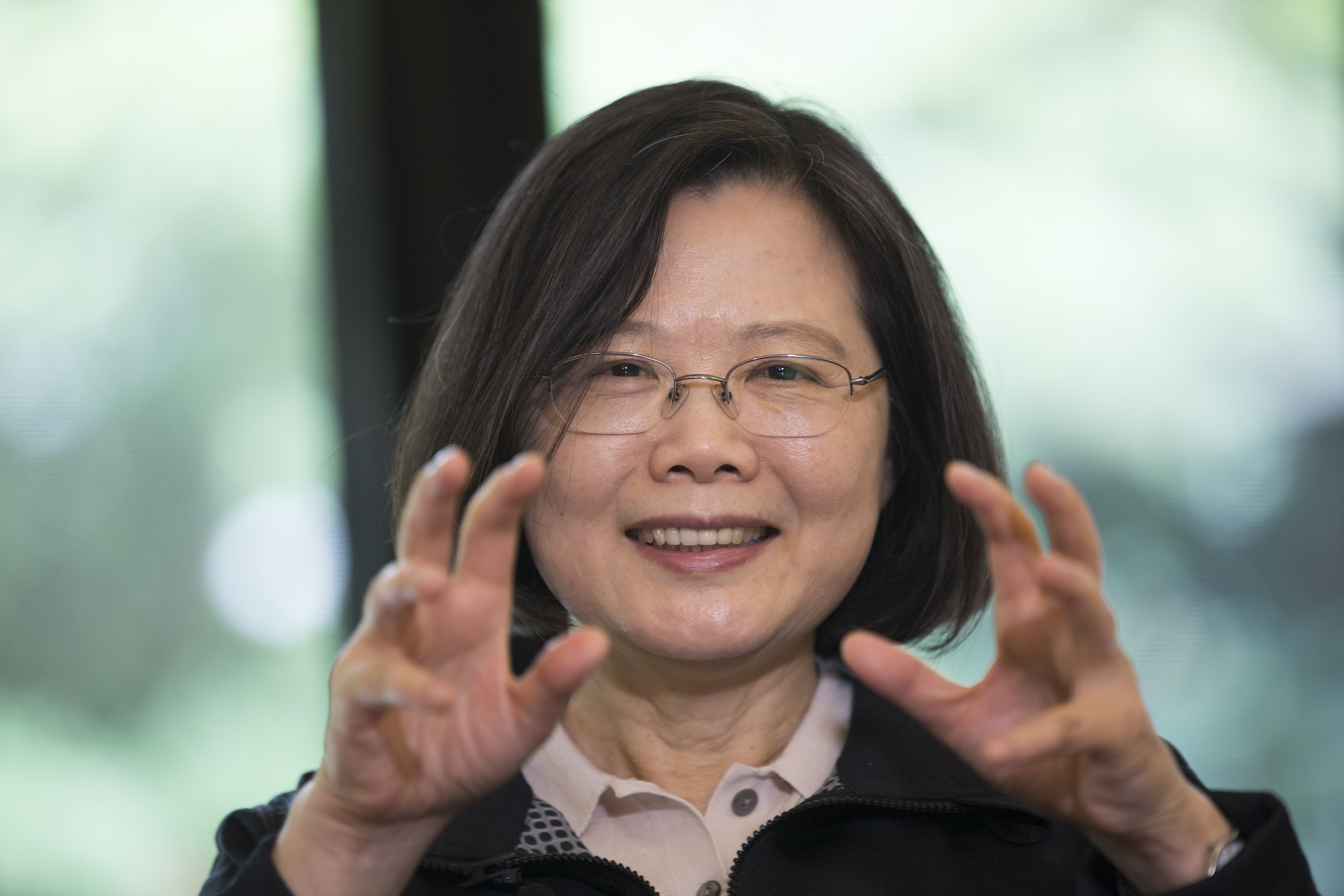 日前提及要將稅收分紅而引起爭議的總統蔡英文,昨(8日)今(9日)兩天陸續在臉書發文表示,政府要幫年輕人減輕負擔,實施減稅也幫大家加薪,相信今年5月大家繳稅時會很有感。