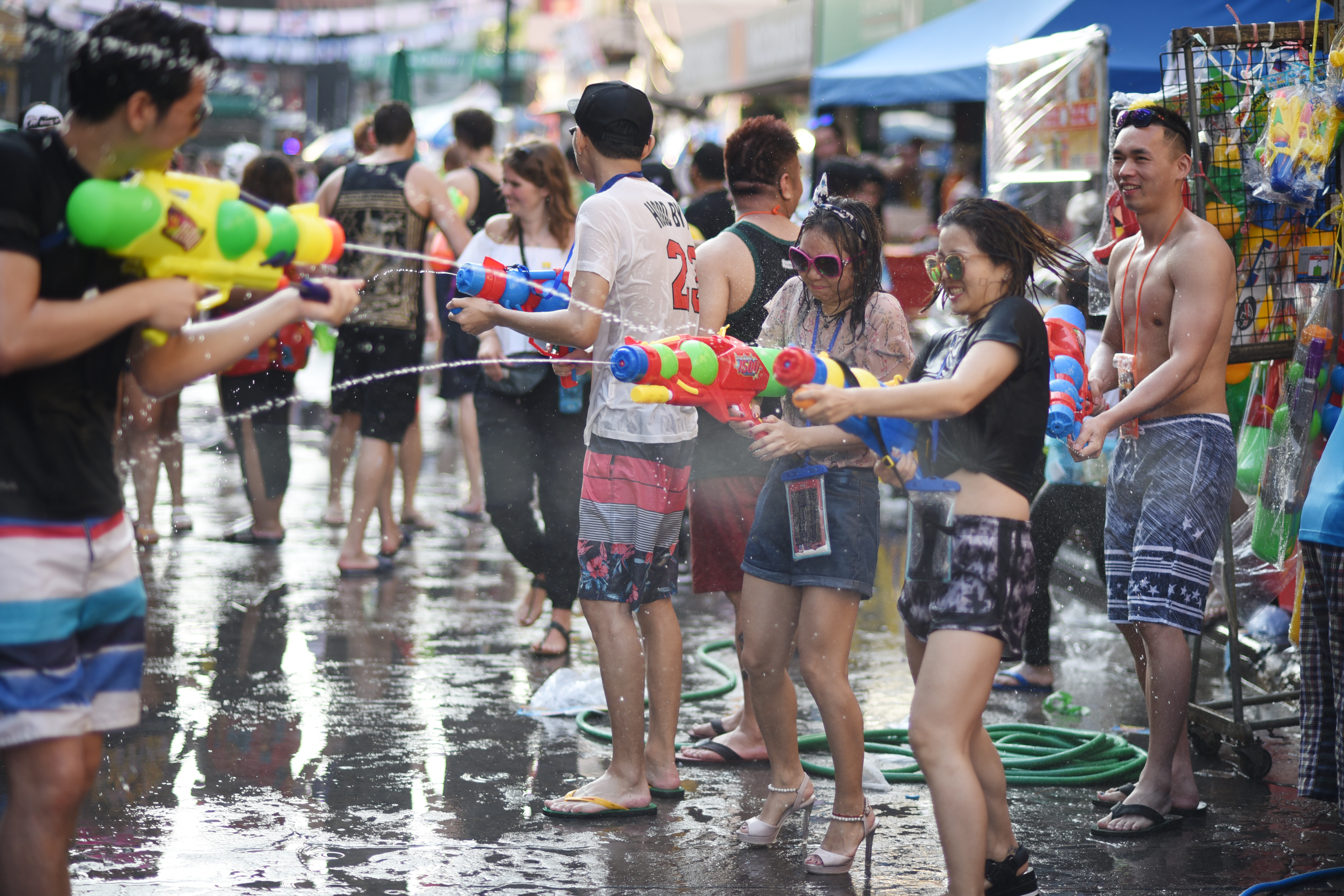 泰國潑水節吸引大量觀光客前往考山路附近同樂。（東方IC）