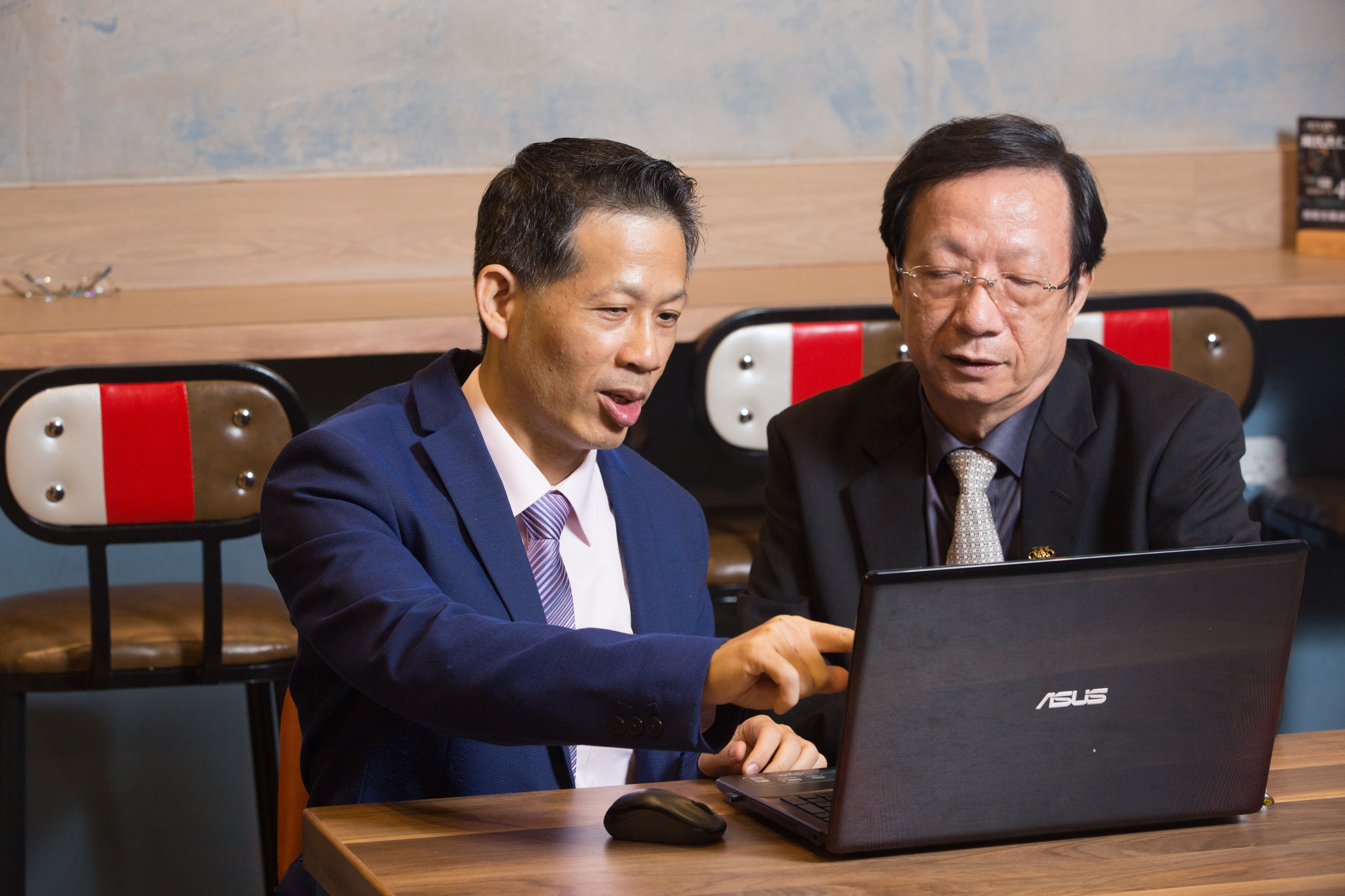 郭勝（左）相當感謝當初拉他一把的股市恩師林上仁（右）。