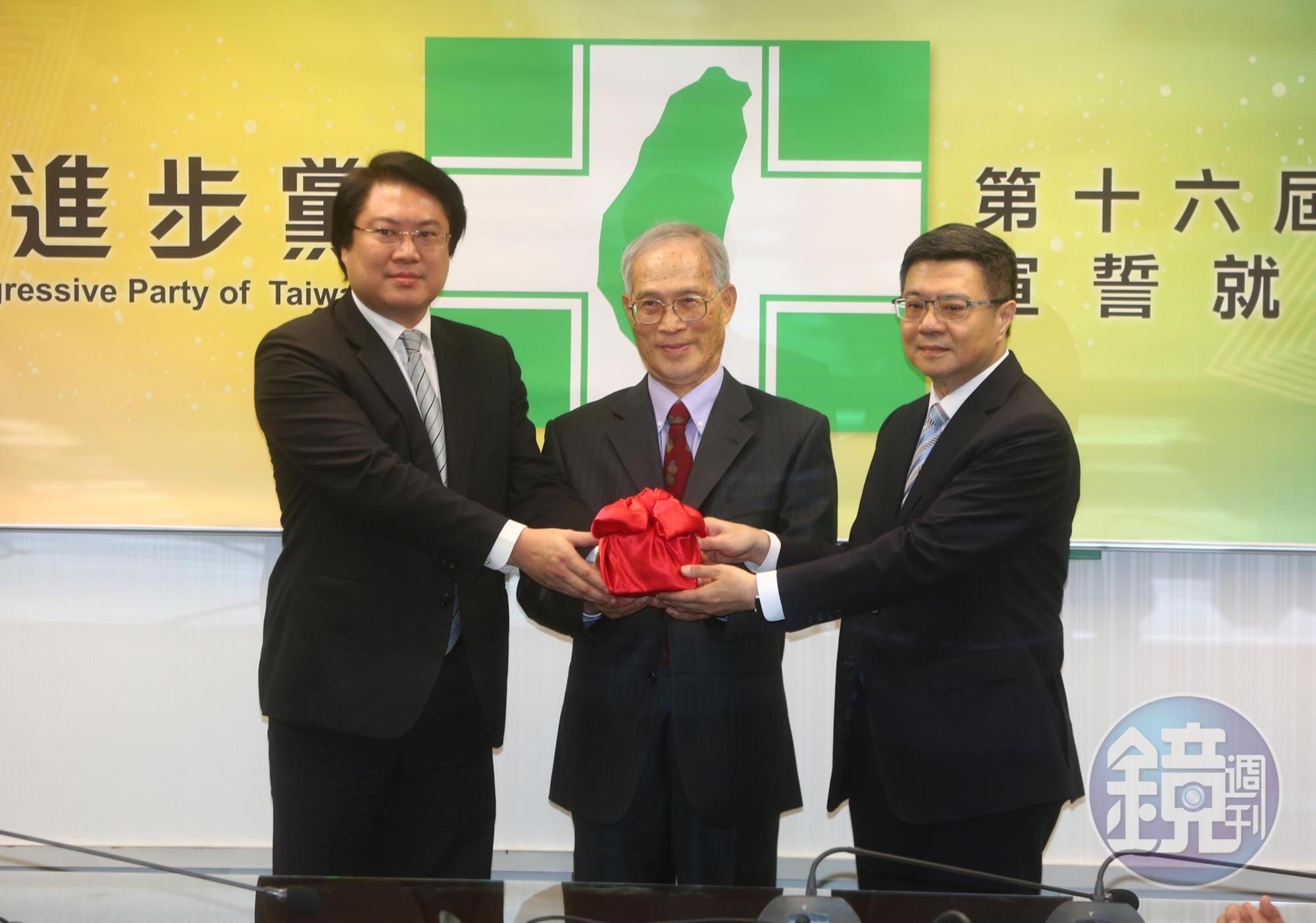民進黨新任主席卓榮泰(右)今正式就職,代理主席林右昌(左)將印信交給卓。