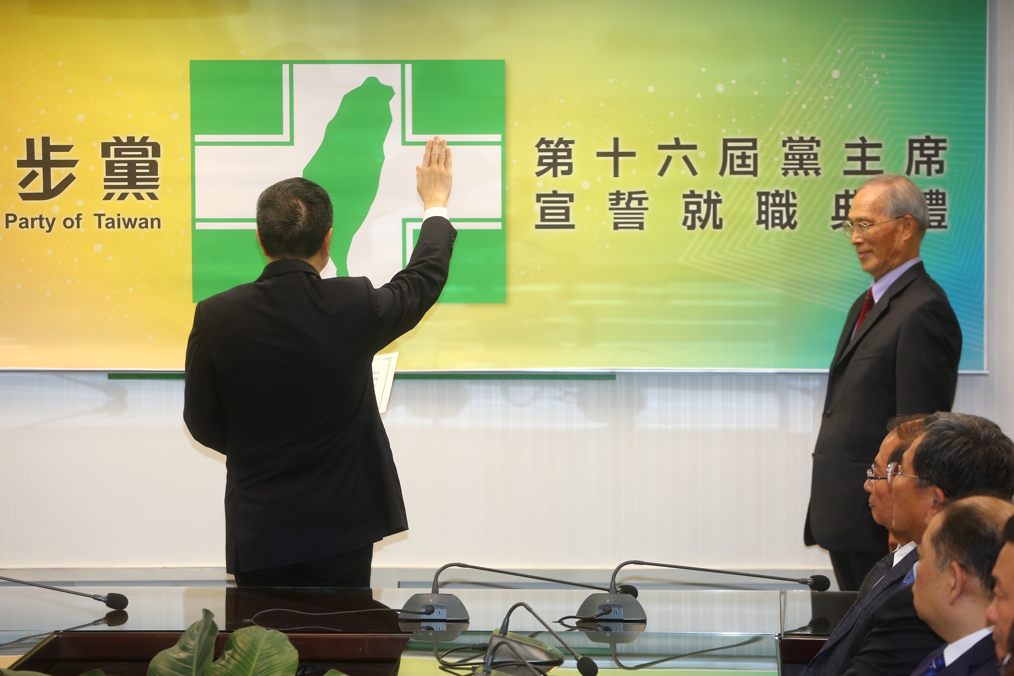 卓榮泰宣誓就職民進黨主席。