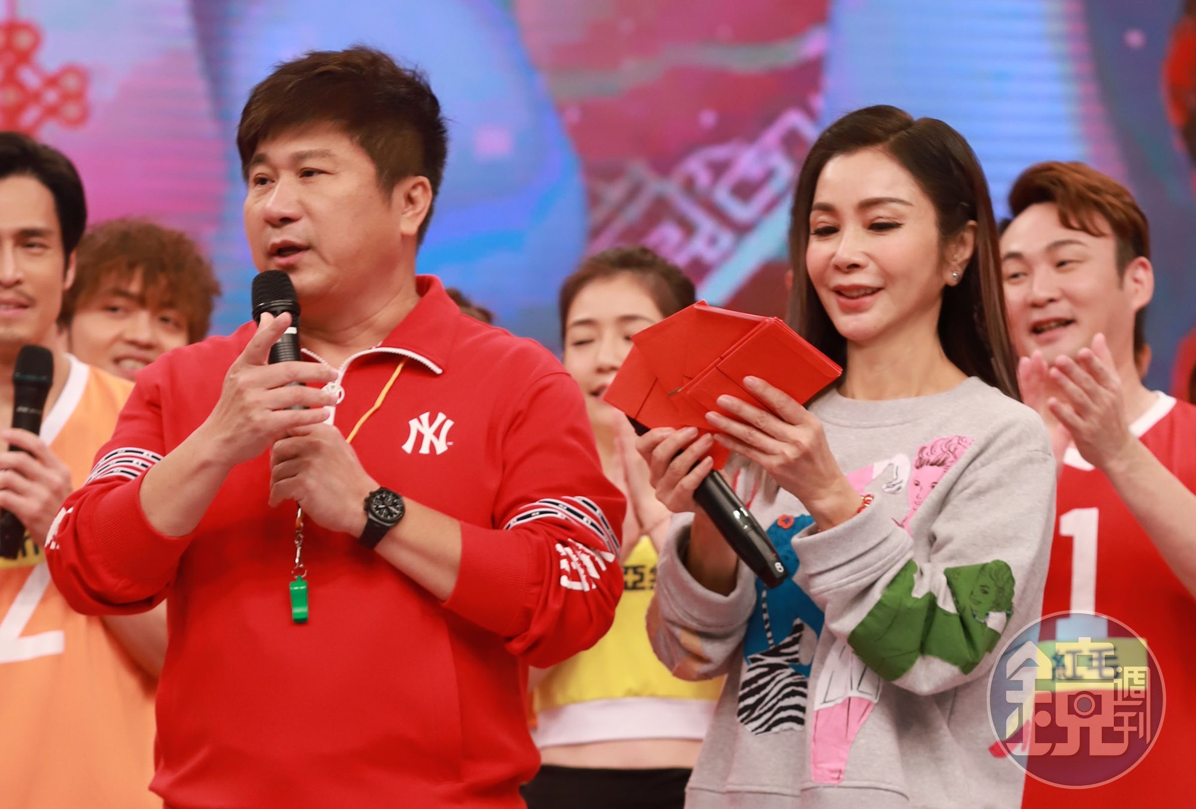 胡瓜豪擲紅包，堪稱富婆的陳美鳳卻大嘆沒有偏財運。（民視提供）