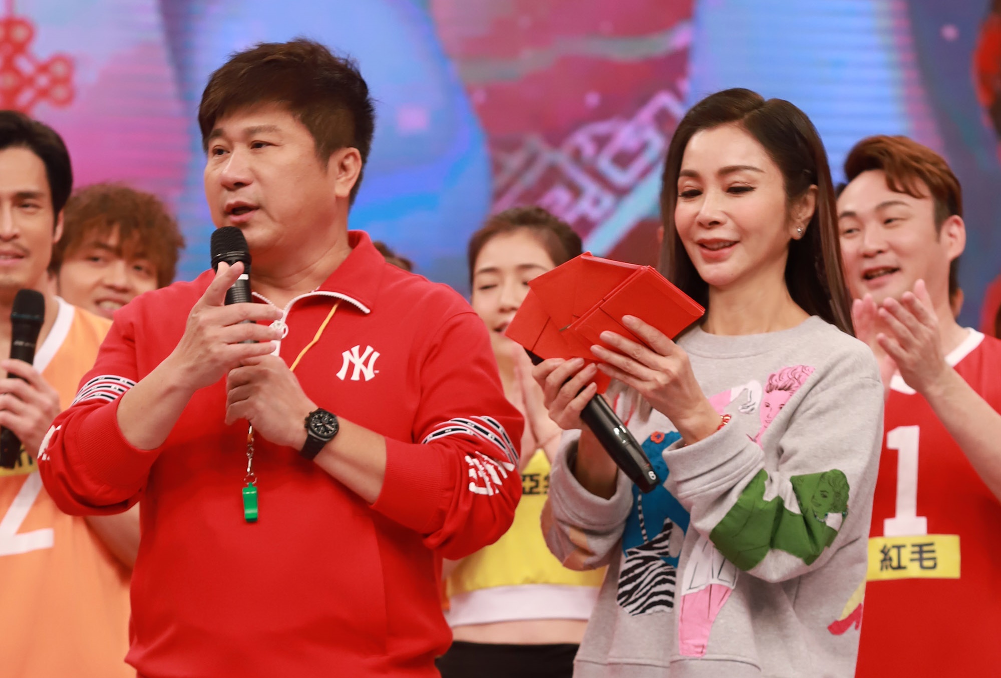 胡瓜豪擲紅包，堪稱富婆的陳美鳳卻大嘆沒有偏財運。（民視提供）