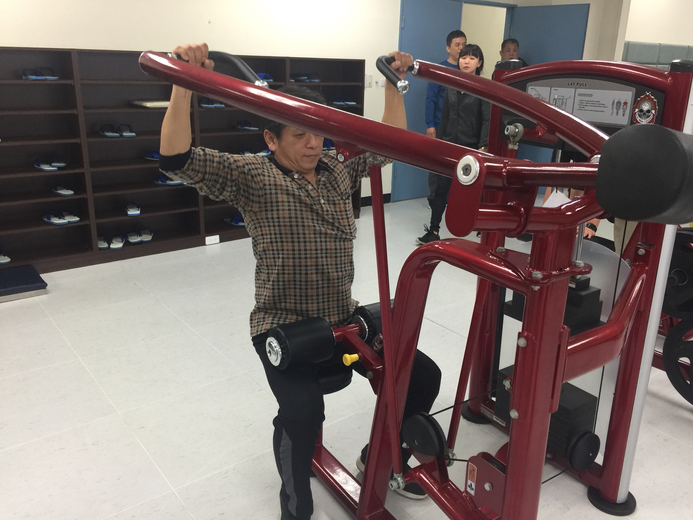 林口分局官警下班後到體技場自主訓練，利用健身器材加強肌耐力。