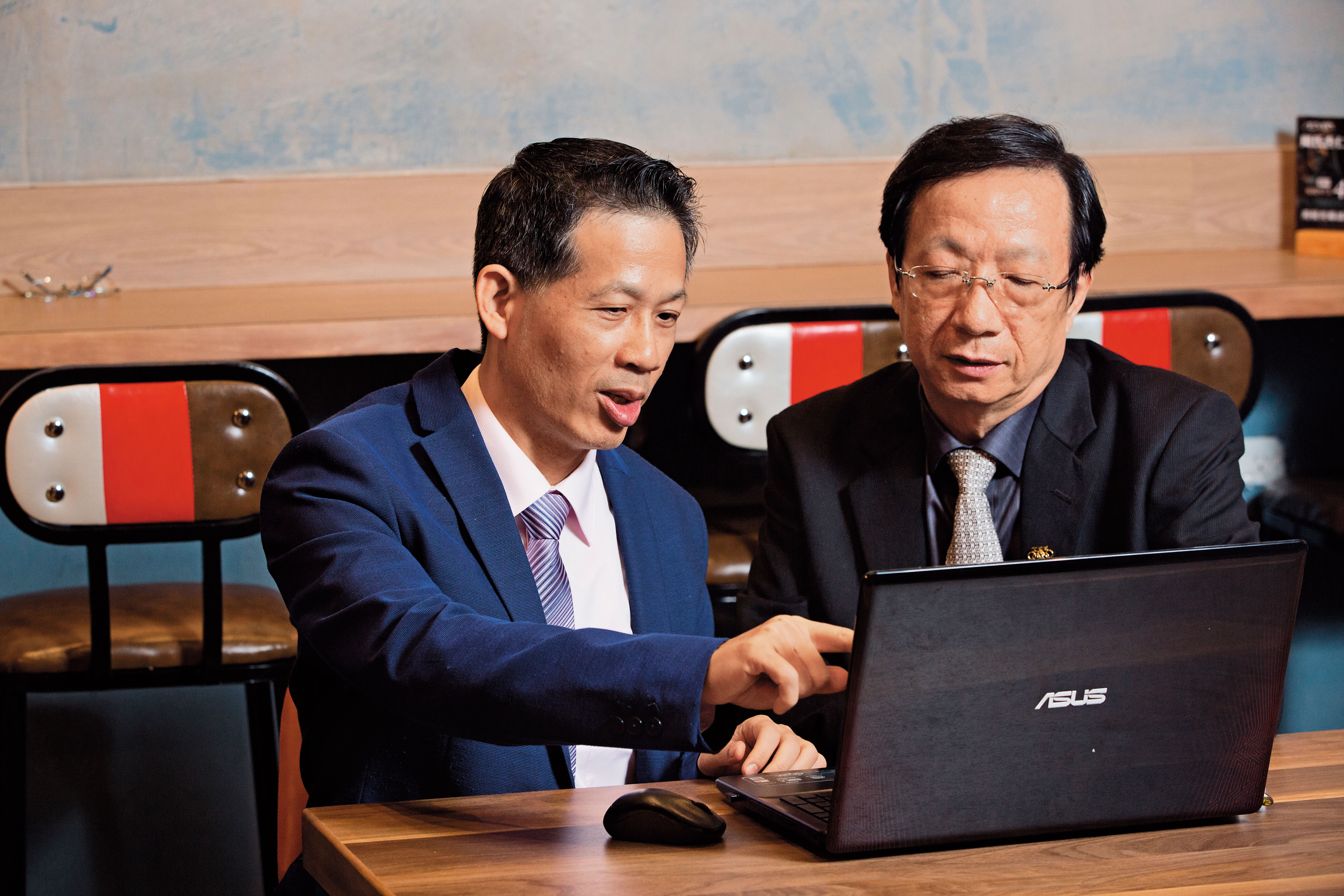 郭勝（左）與恩師林上仁（右），每天花數小時研究股票，觀察數百檔股票的籌碼分布。