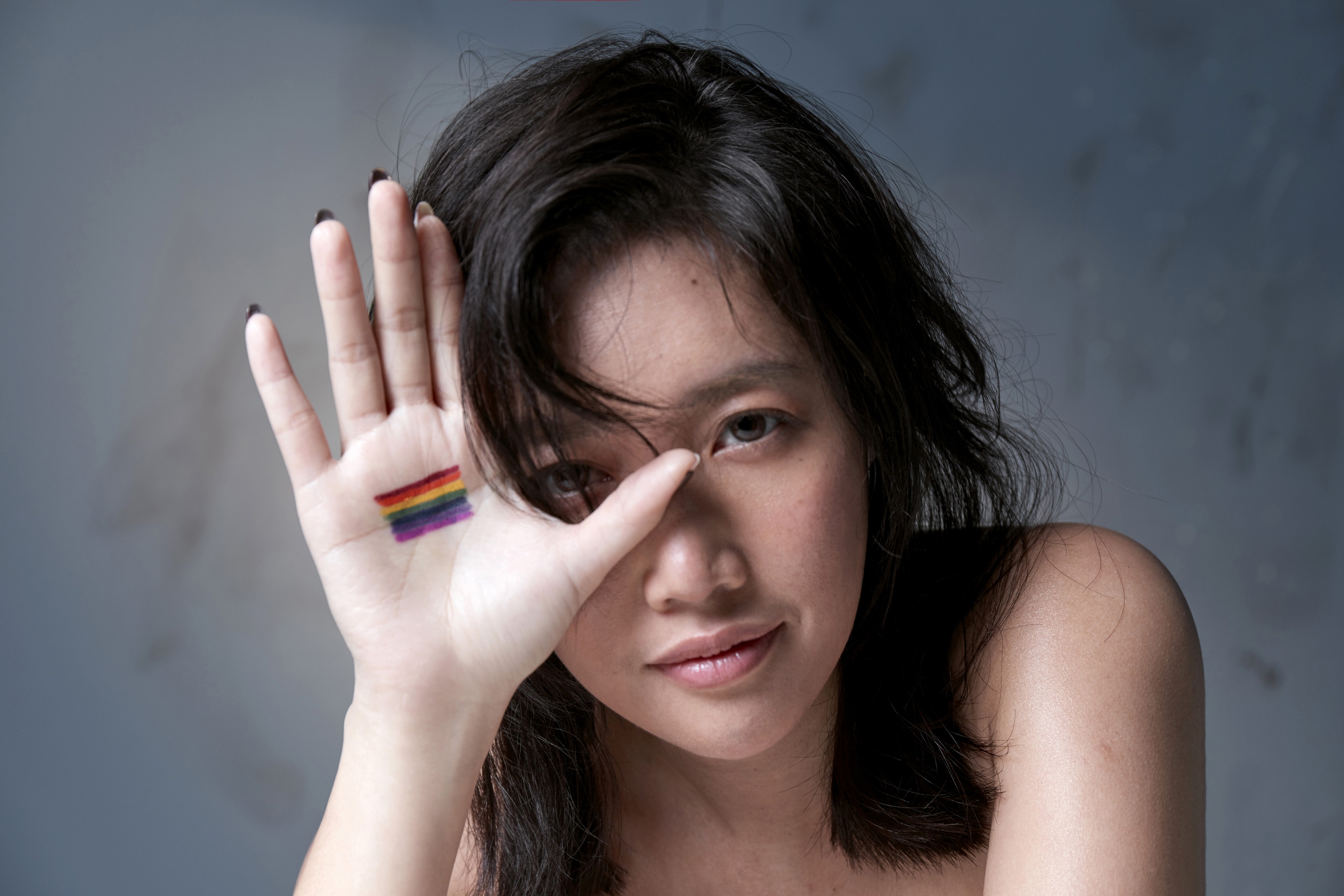 A-Lin拍〈雨後彩虹〉單曲封面時，突發奇想以裸妝上陣，用另一種角度來詮釋「彩虹」的意義。（索尼提供）