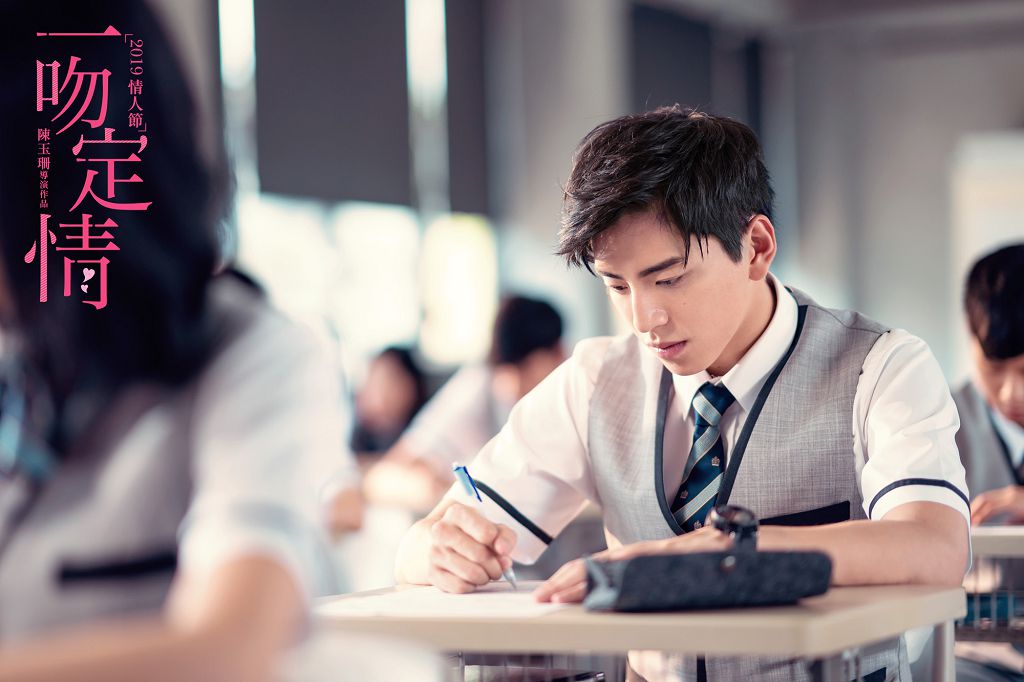 王大陸努力跳脫《我的少女時代》的痞痞形象,改以天才學霸的直樹出現。(車庫娛樂提供)