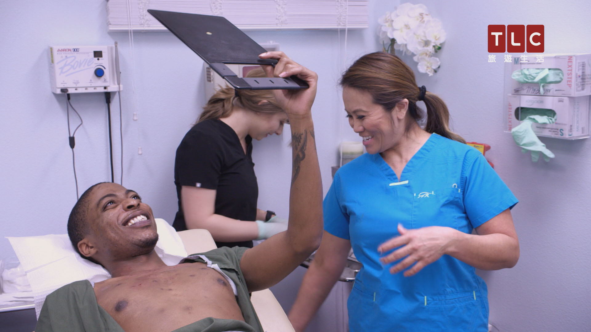 皮膚外科醫師珊卓拉李（右）以對付各種痘痘聞名，擠出形形色色的痘痘影片，讓她在YouTube上走紅。（TLC旅遊生活頻道提供）