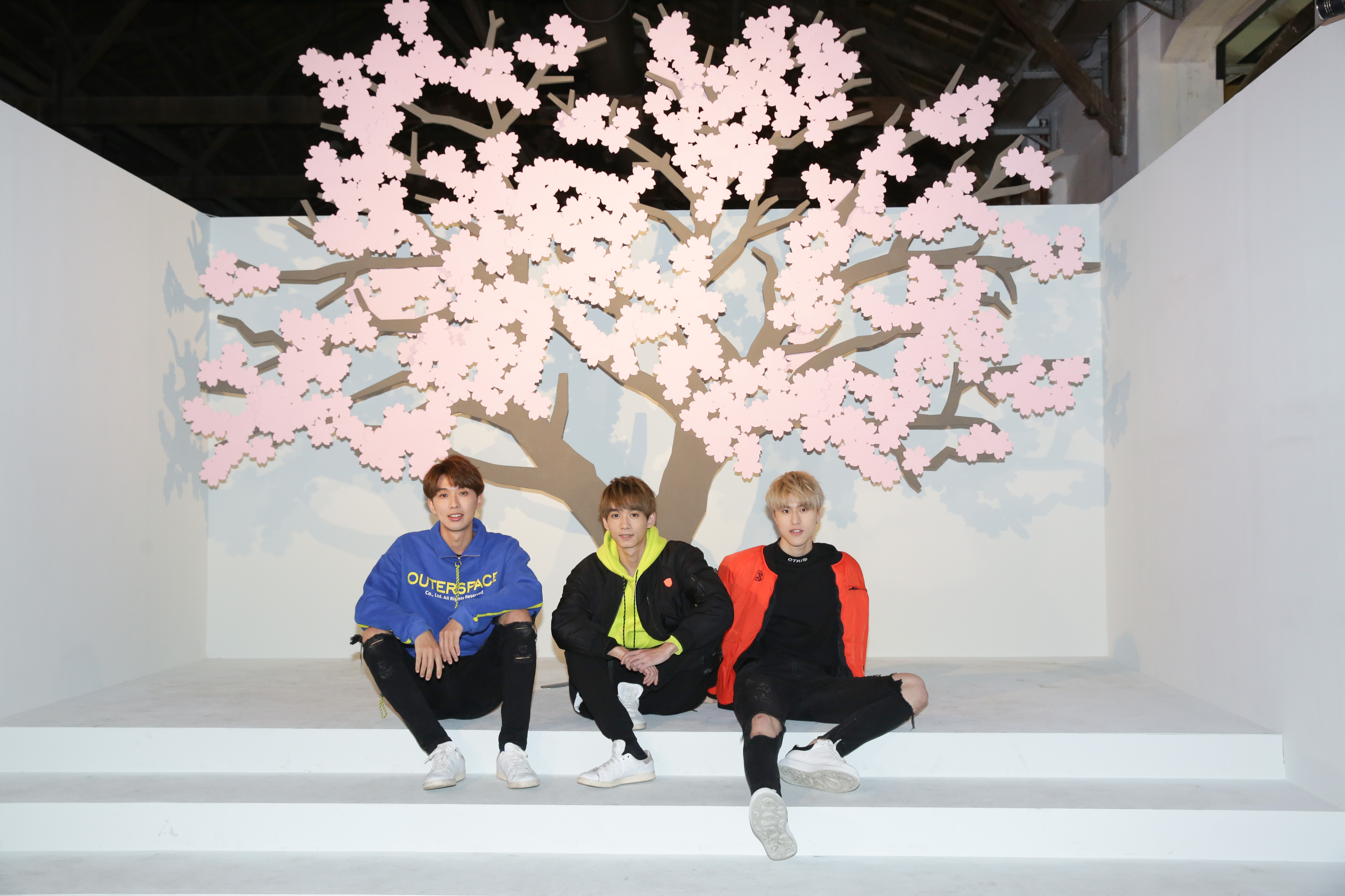 英承晞（右）遭大陸節目淘汰，認了女友克萊兒第一時間給予呼呼，左為高興、中為李宇平。