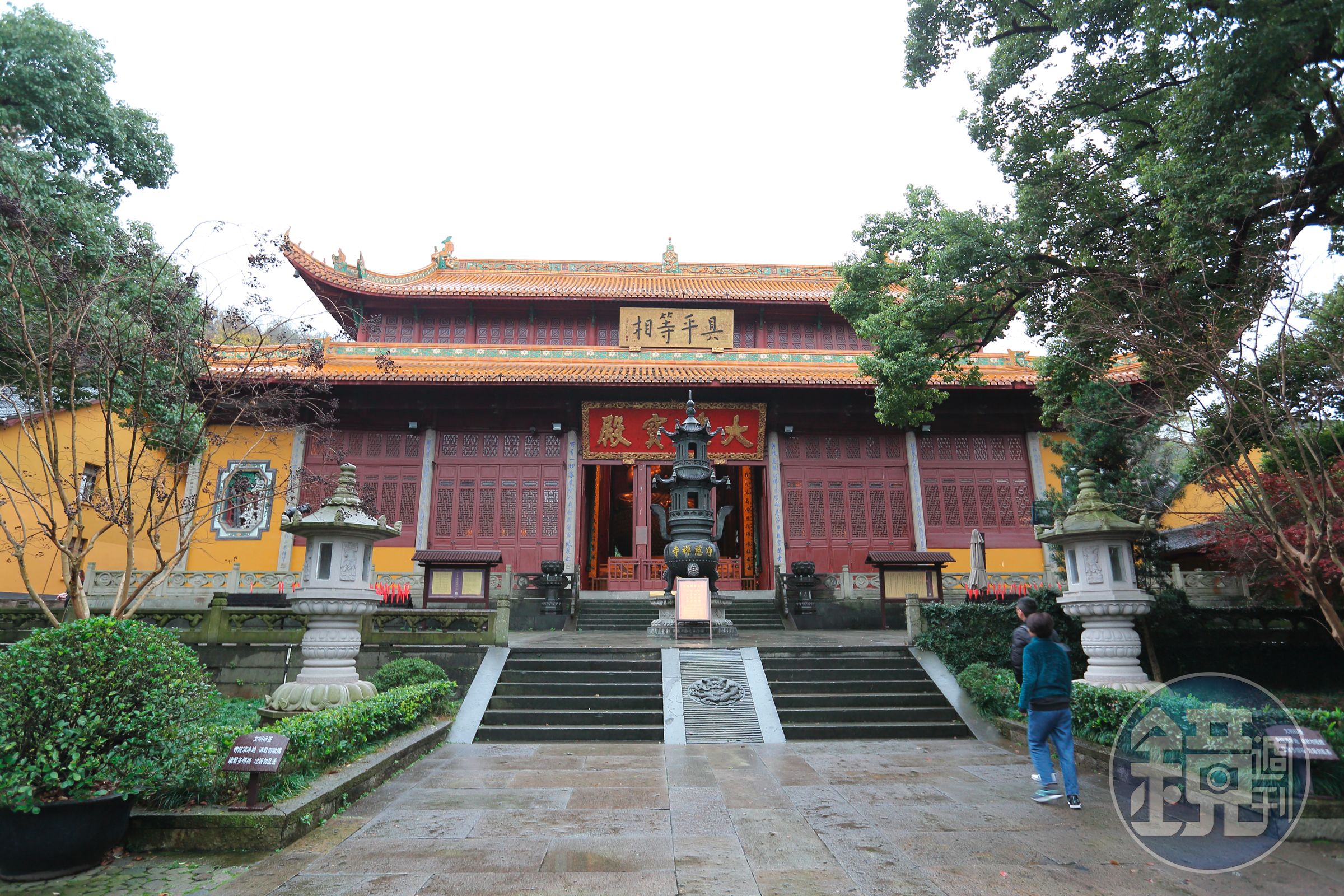 淨慈寺不若靈隱寺人氣旺盛，彷彿與世隔絕，是西湖十景之一。