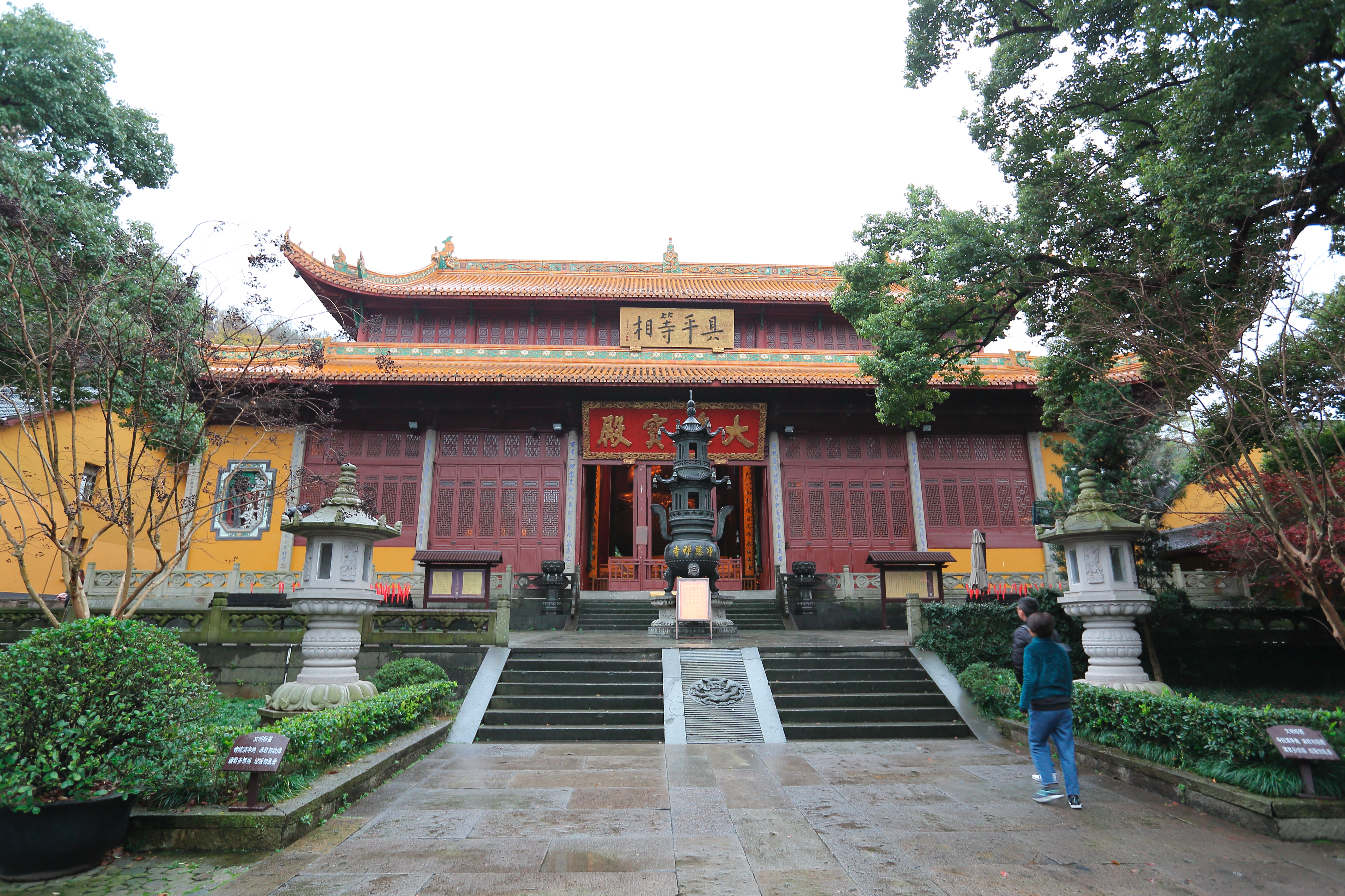 淨慈寺不若靈隱寺人氣旺盛，彷彿與世隔絕，是西湖十景之一。